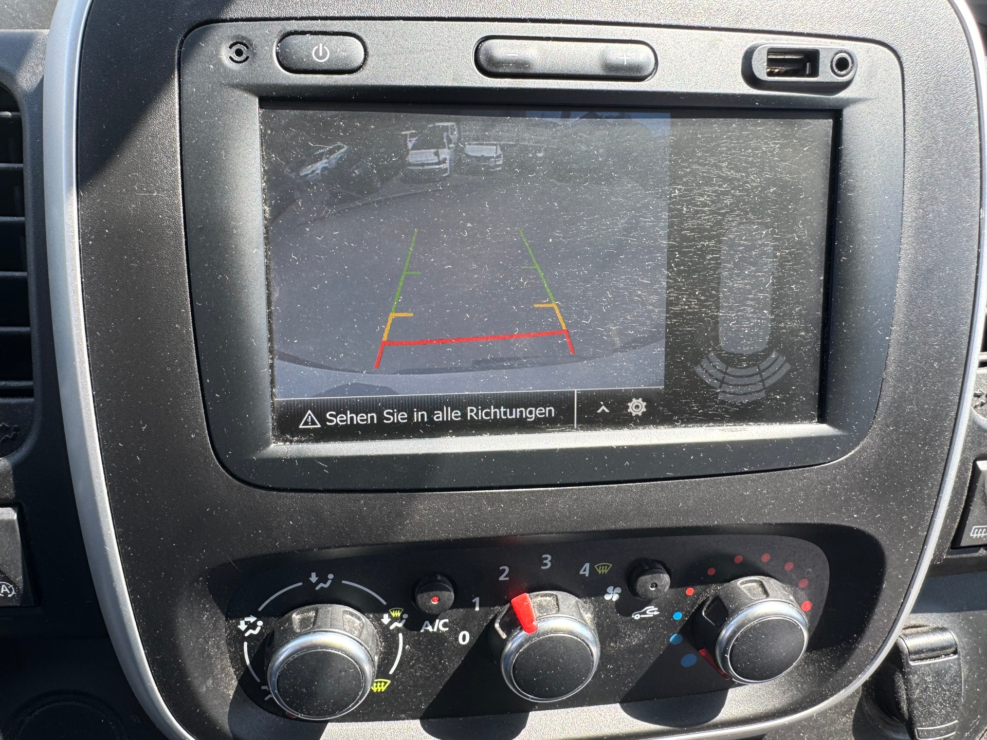 RENAULT Trafic 2.0 ENERGY dCi145 3.0t Business L1H1 A-image-15