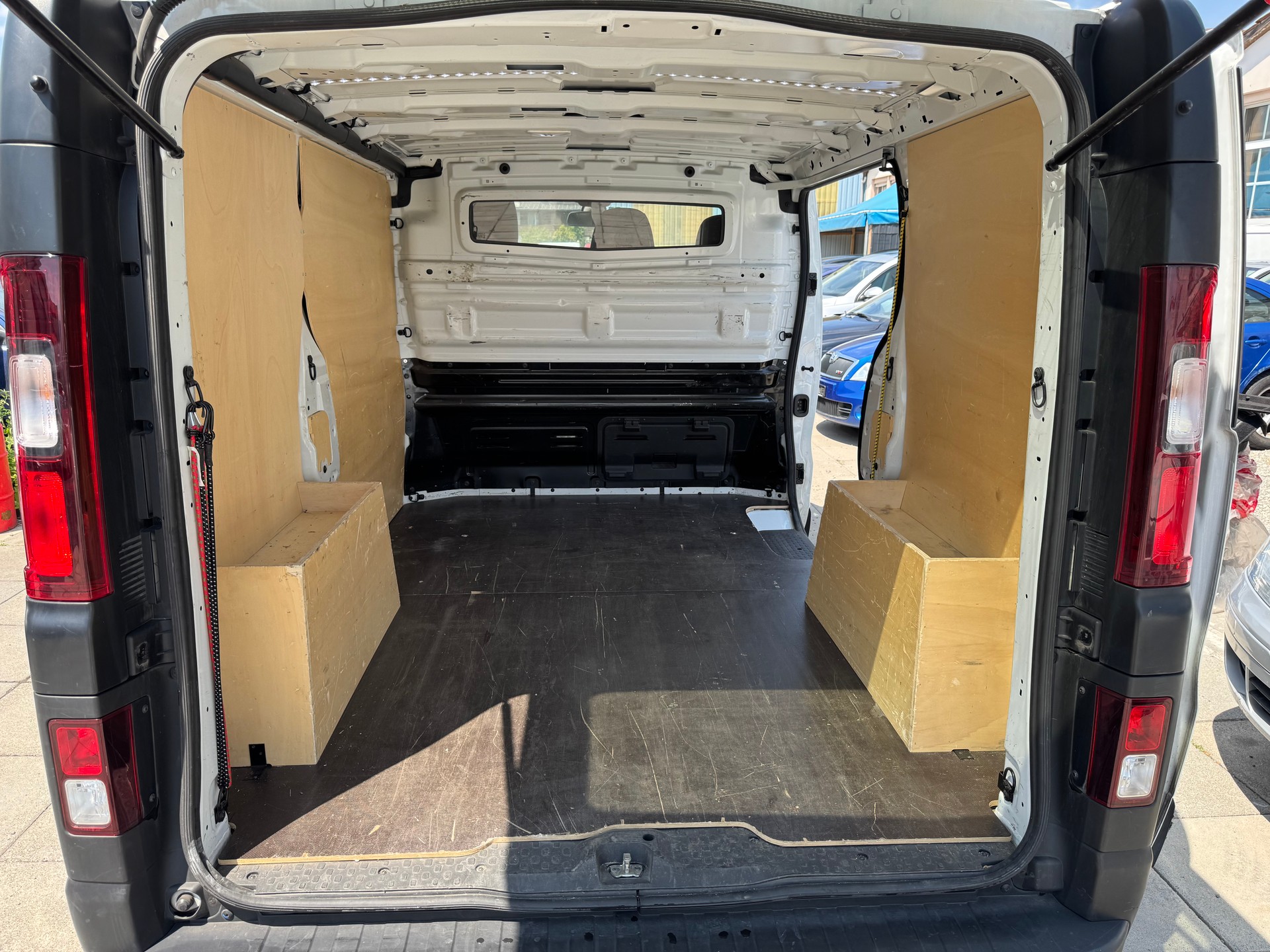RENAULT Trafic 2.0 ENERGY dCi145 3.0t Business L1H1 A-image-14