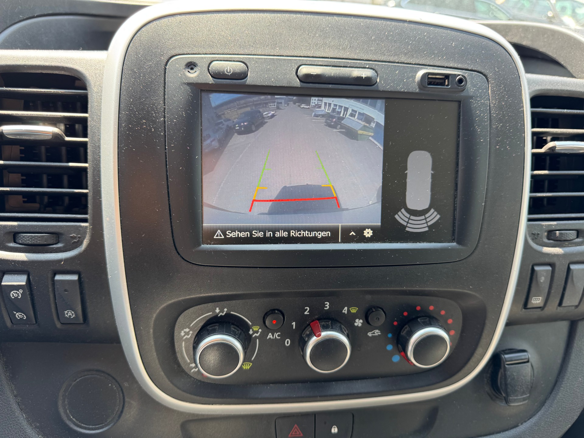 RENAULT Trafic 2.0 ENERGY dCi145 3.0t Business L1H1 A-image-9