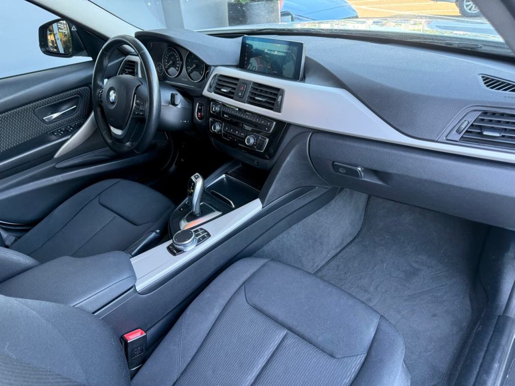 BMW 320d xDrive Touring Steptronic-image-9