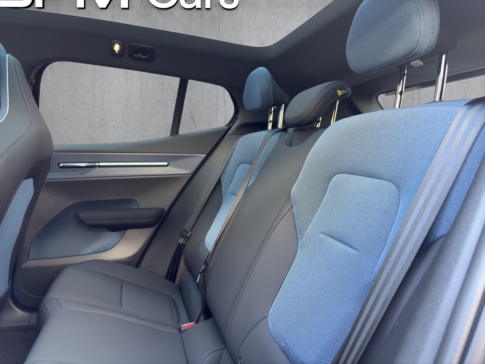 VOLVO EX30 Cross Country P8 69 kWh AWD Ultra-image-12