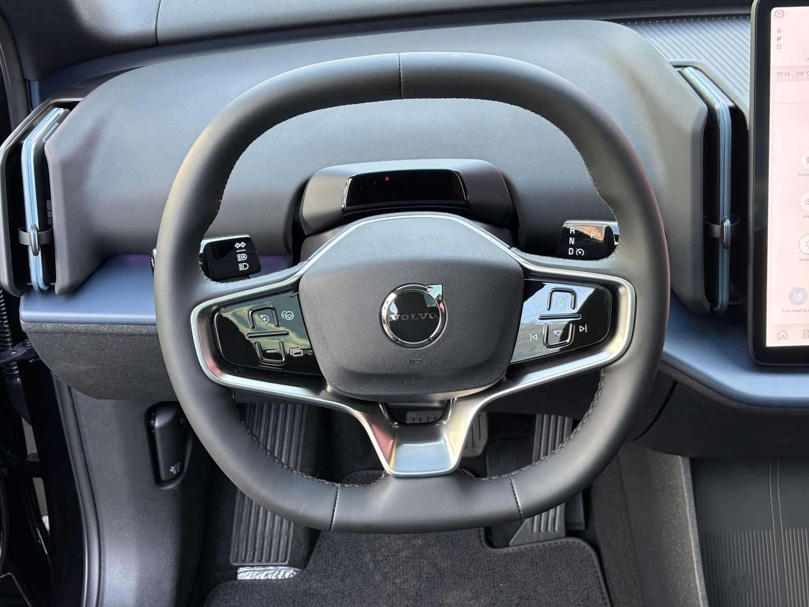 VOLVO EX30 Cross Country P8 69 kWh AWD Ultra-image-9