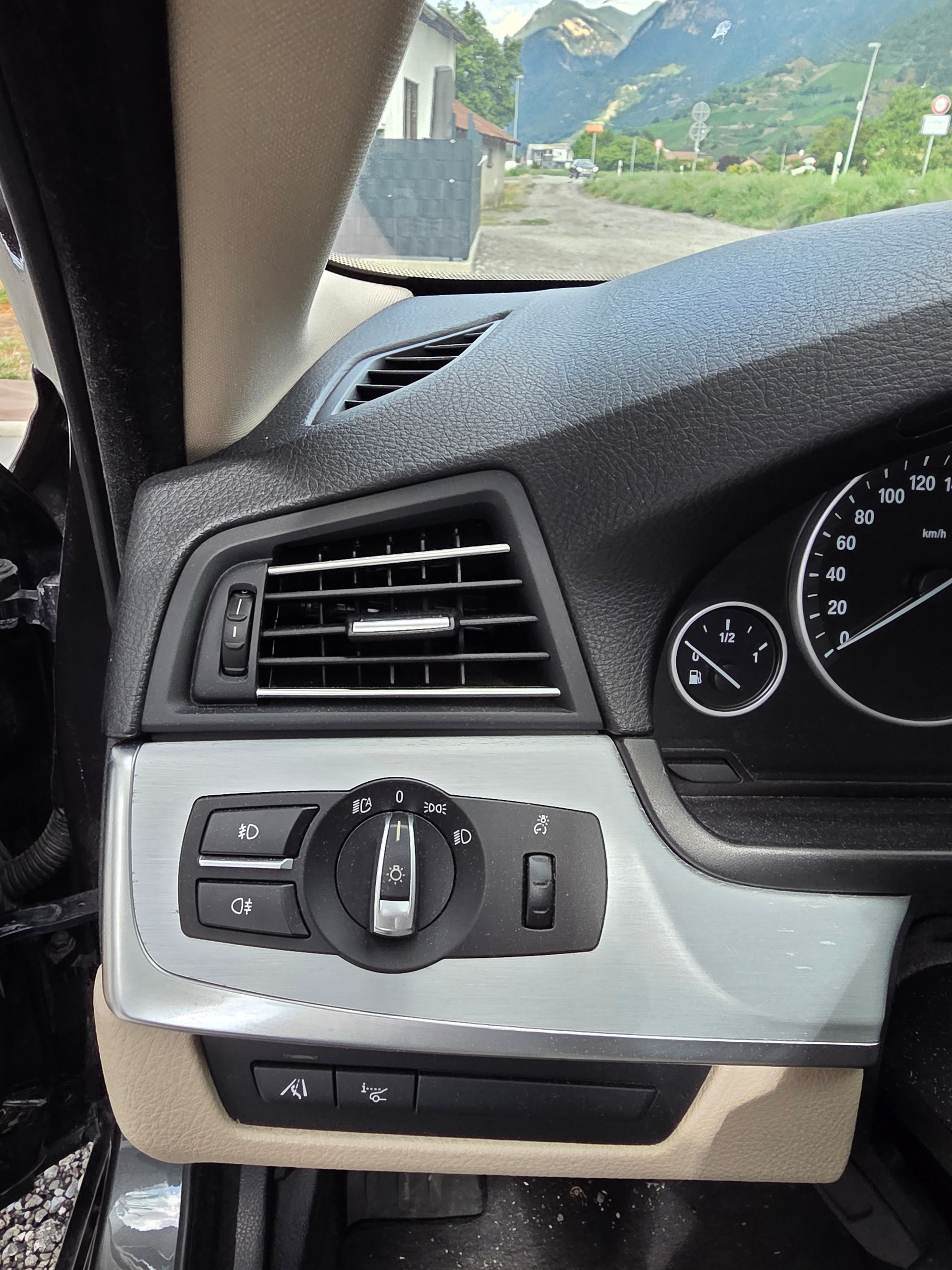 BMW 528i-image-4
