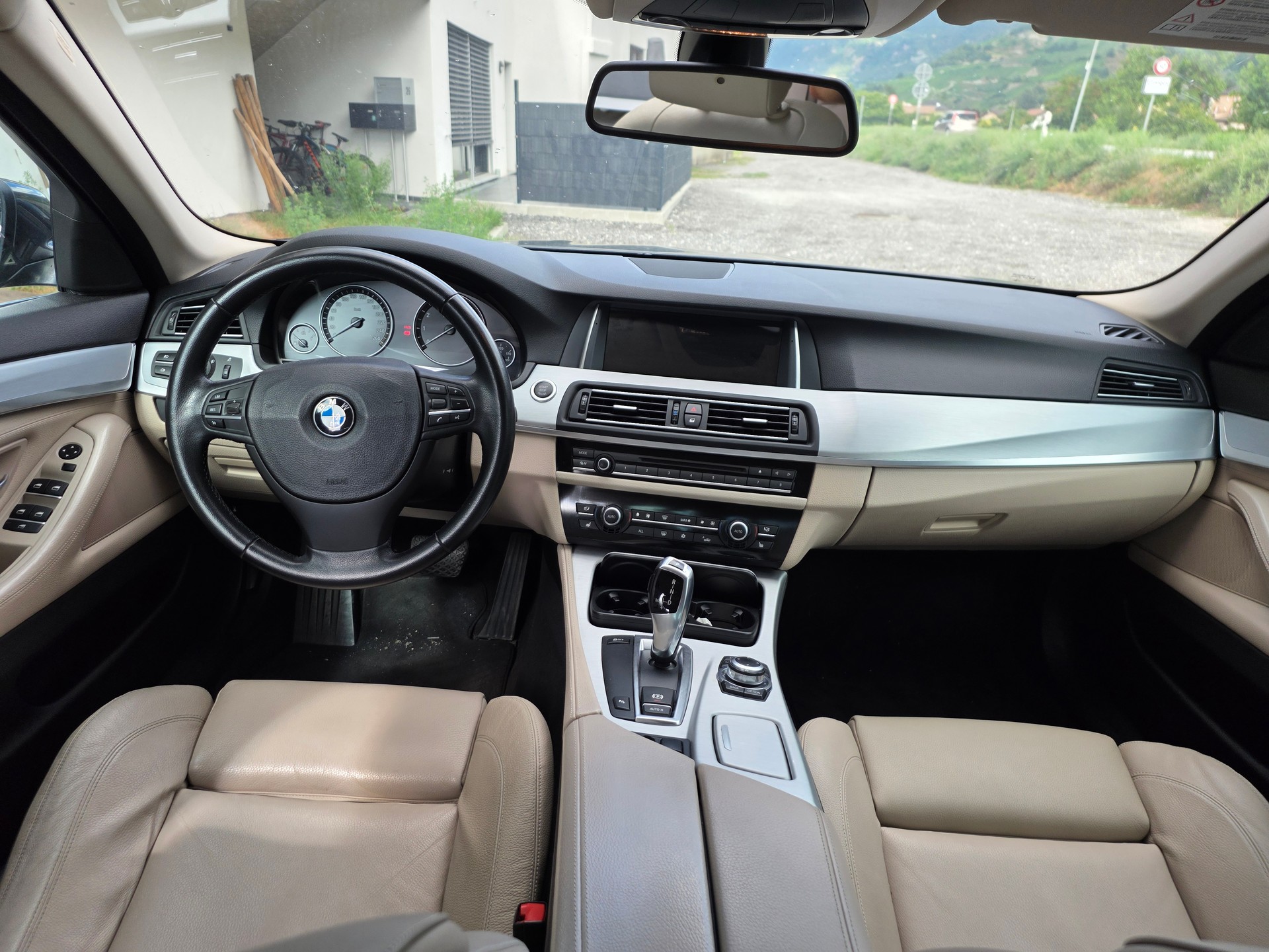 BMW 528i-image-3