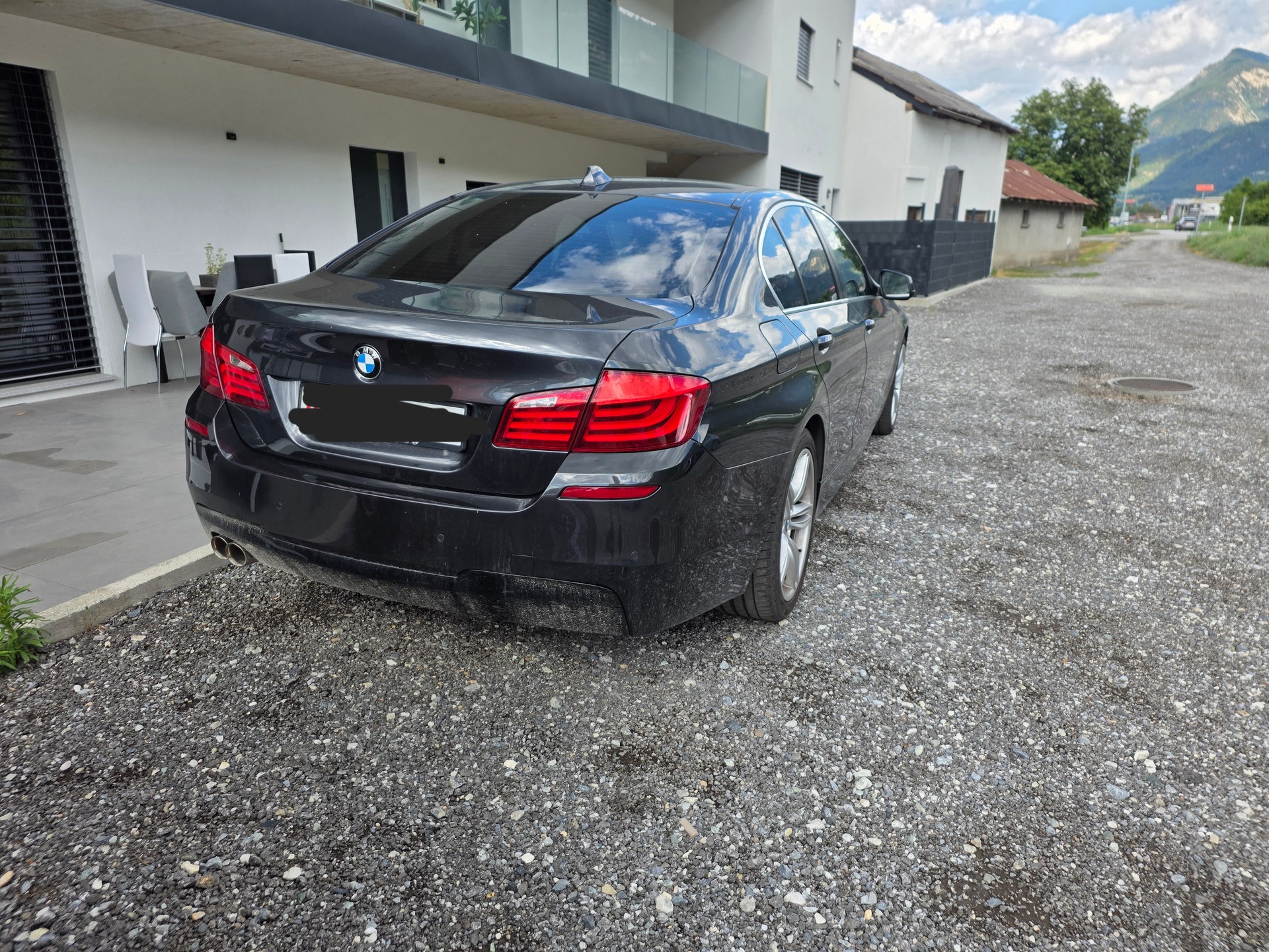 BMW 528i-image-2