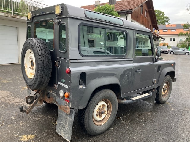 LAND ROVER Defender 90 2.2 TD4 Station Wagon-image-3