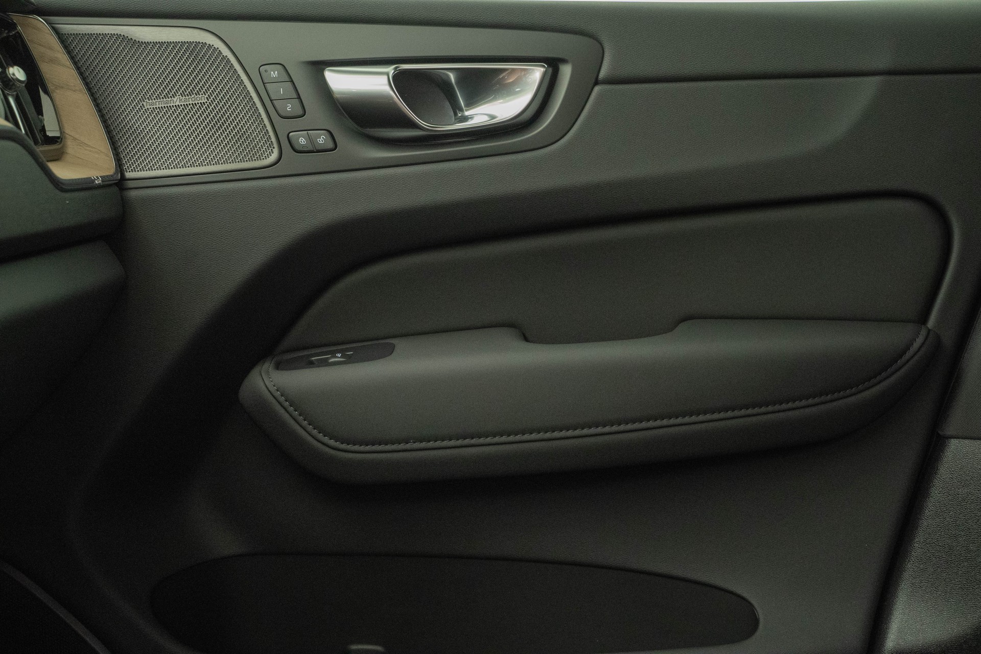 VOLVO XC60 2.0 B5 MH Ultra Dark AWD-image-12