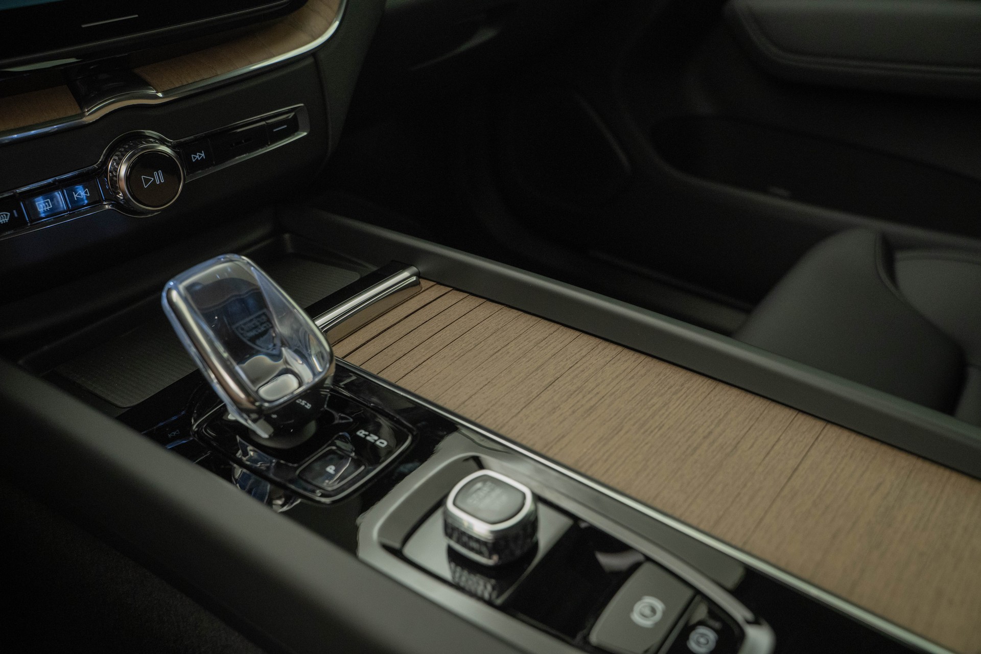 VOLVO XC60 2.0 B5 MH Ultra Dark AWD-image-10