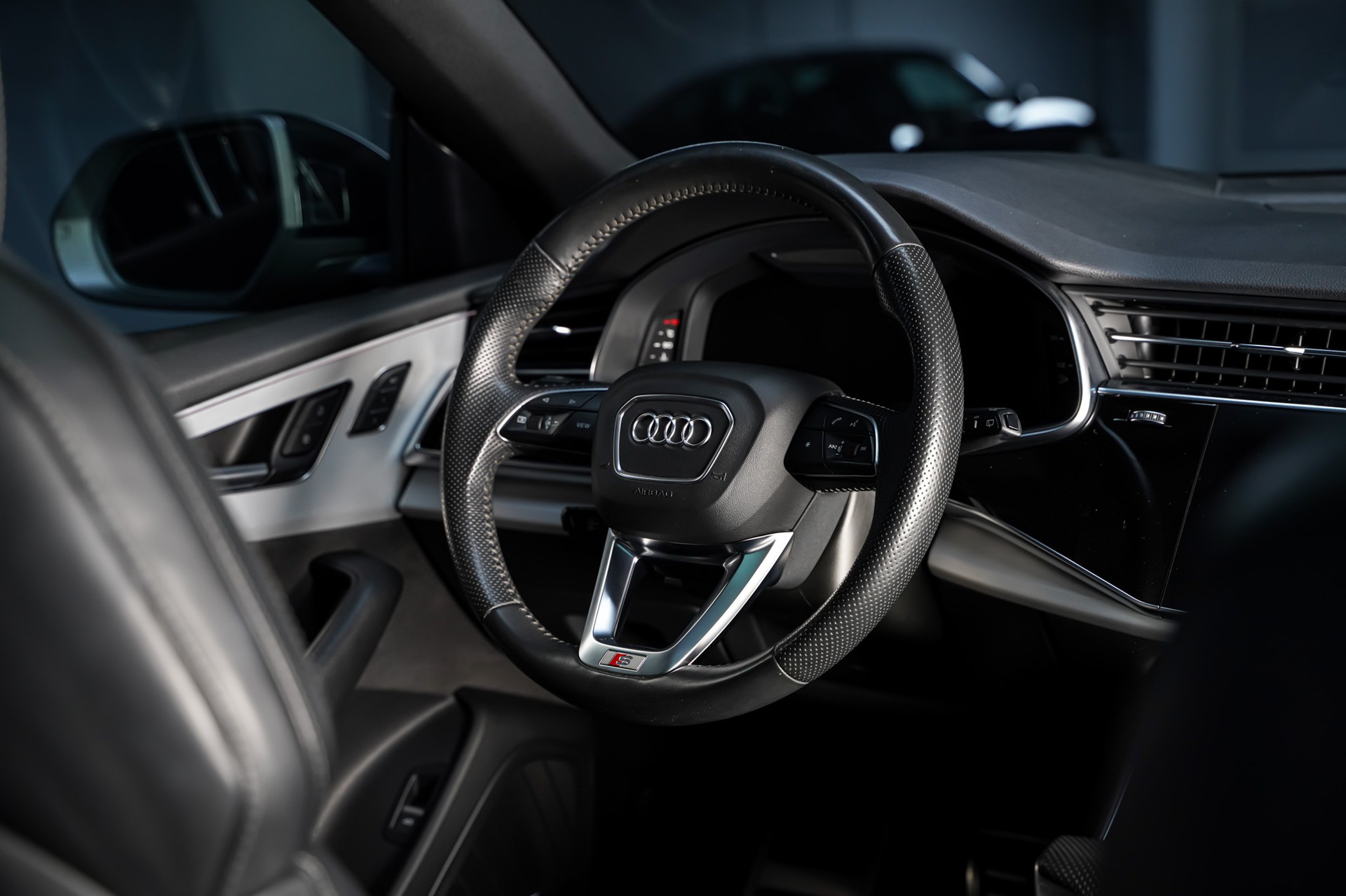 AUDI Q8 55 TFSI quattro tiptronic-image-18