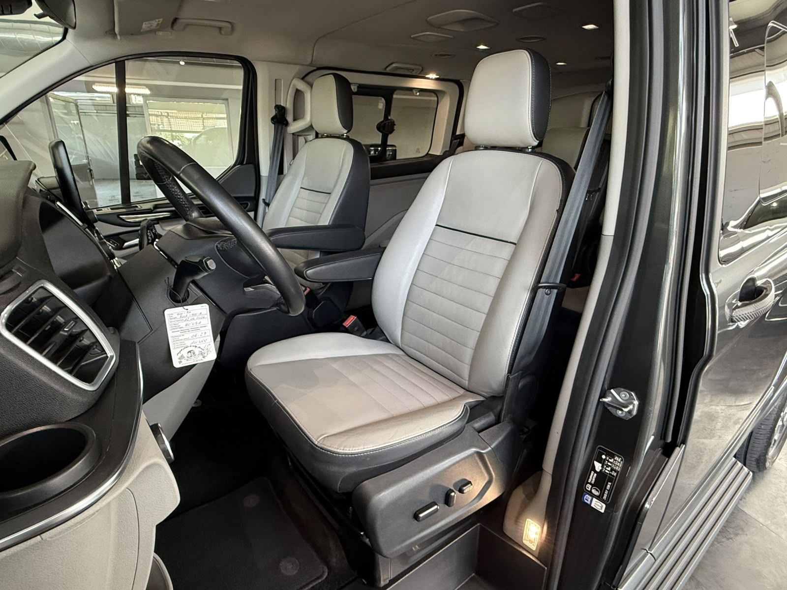 FORD Tourneo Custom 310 L1H1 Titanium SelectShift A-image-9