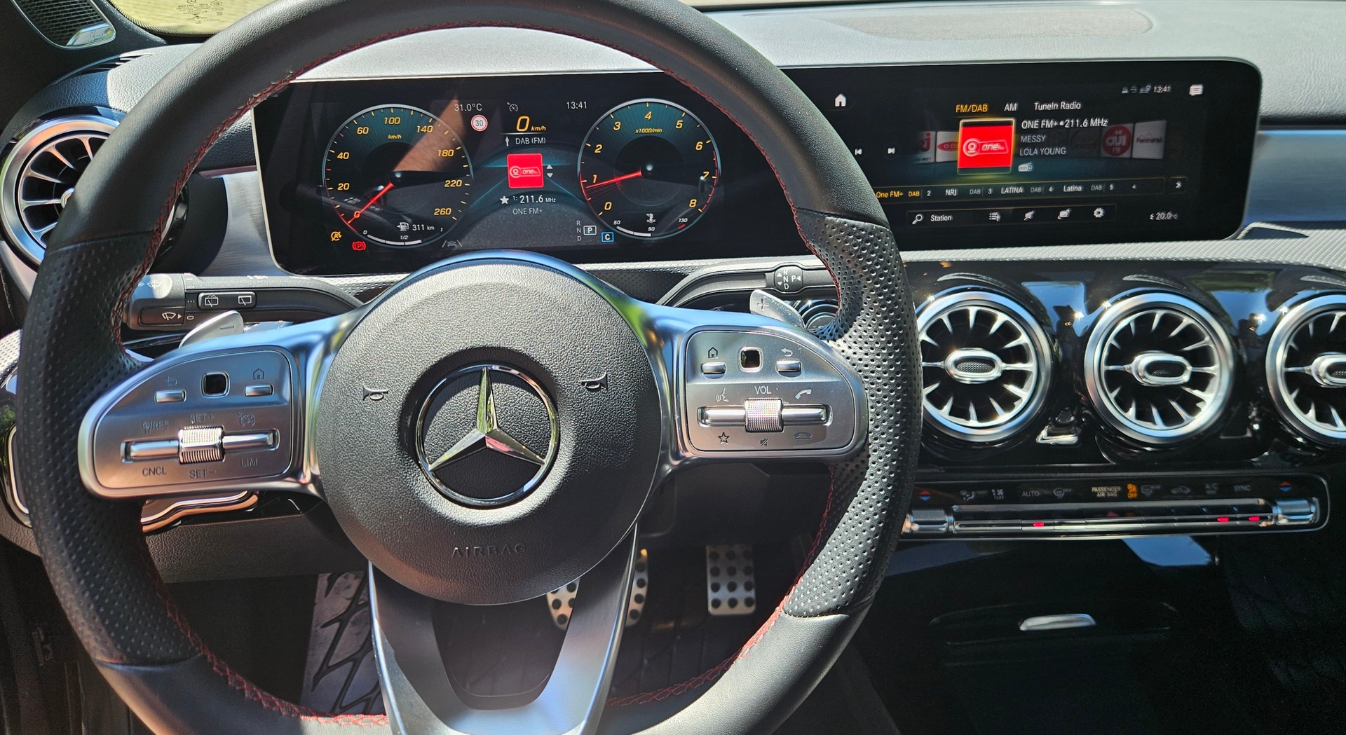 MERCEDES-BENZ A 200 AMG Line-image-3