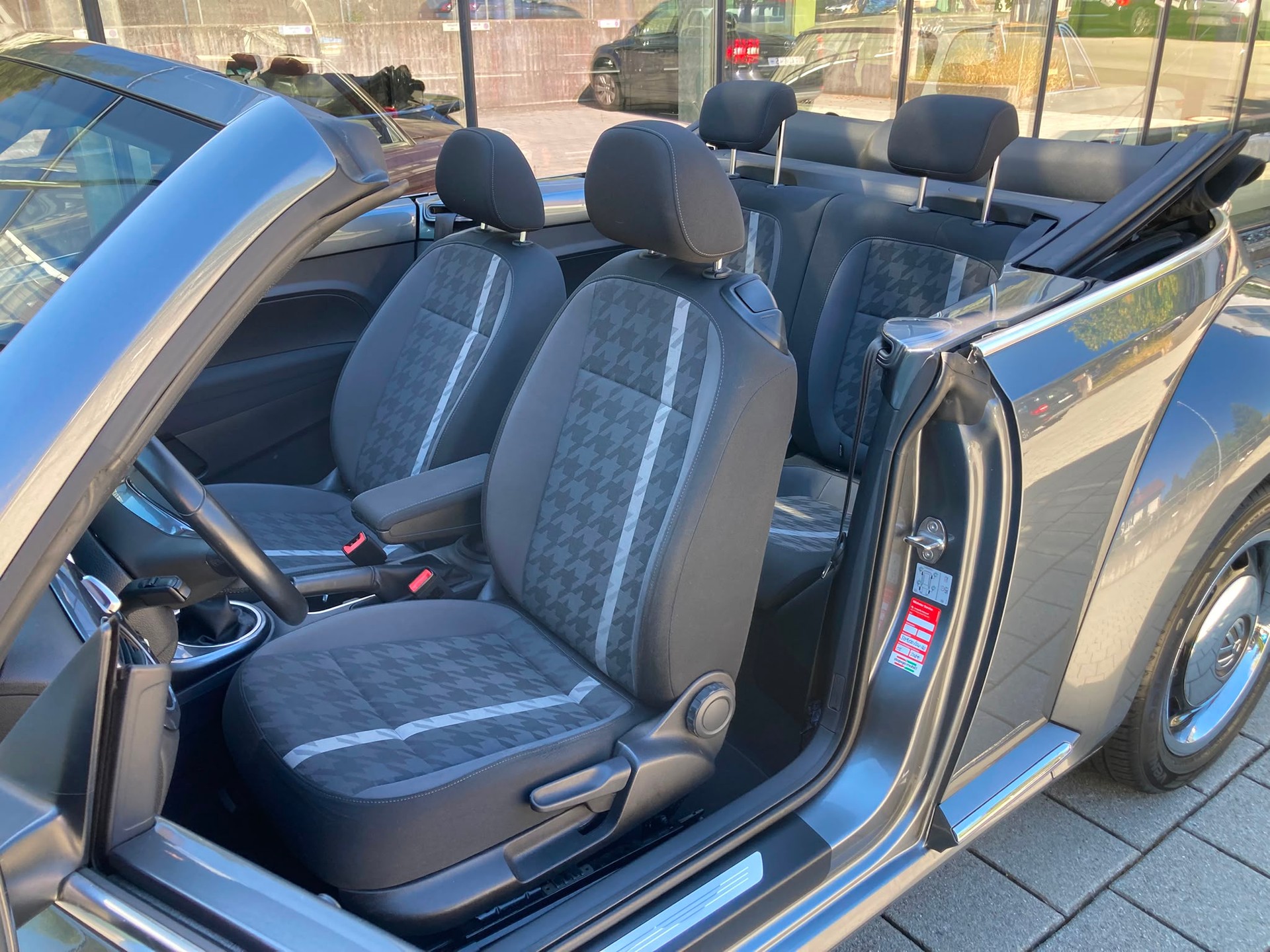 VW Beetle Cabriolet 1.2 TSI BMT-image-9