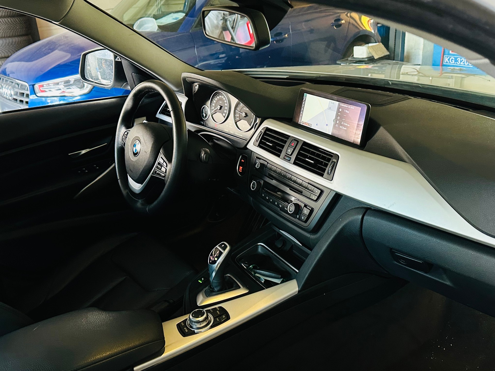 BMW 320i Sport Line Steptronic-image-16