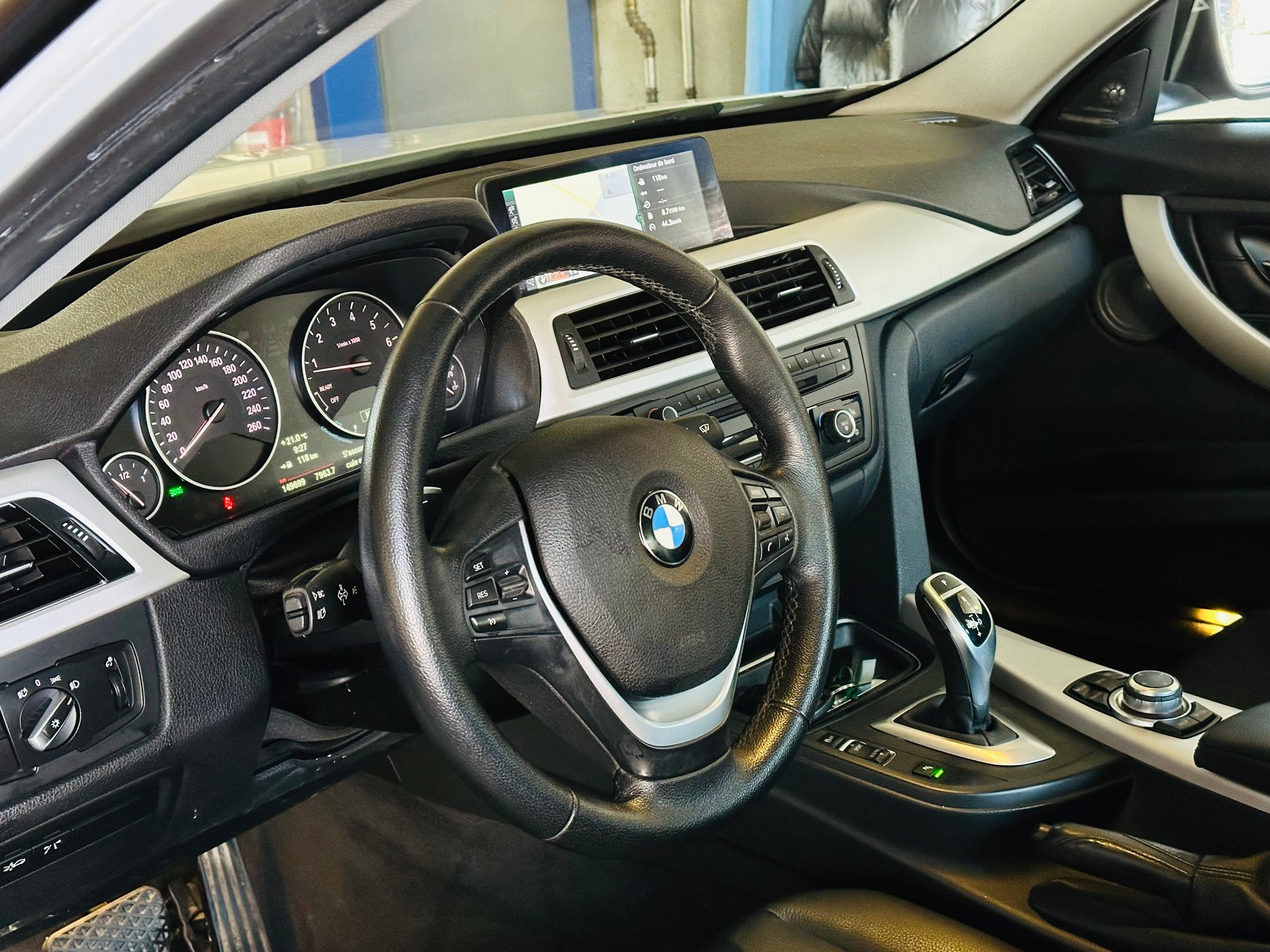 BMW 320i Sport Line Steptronic-image-12
