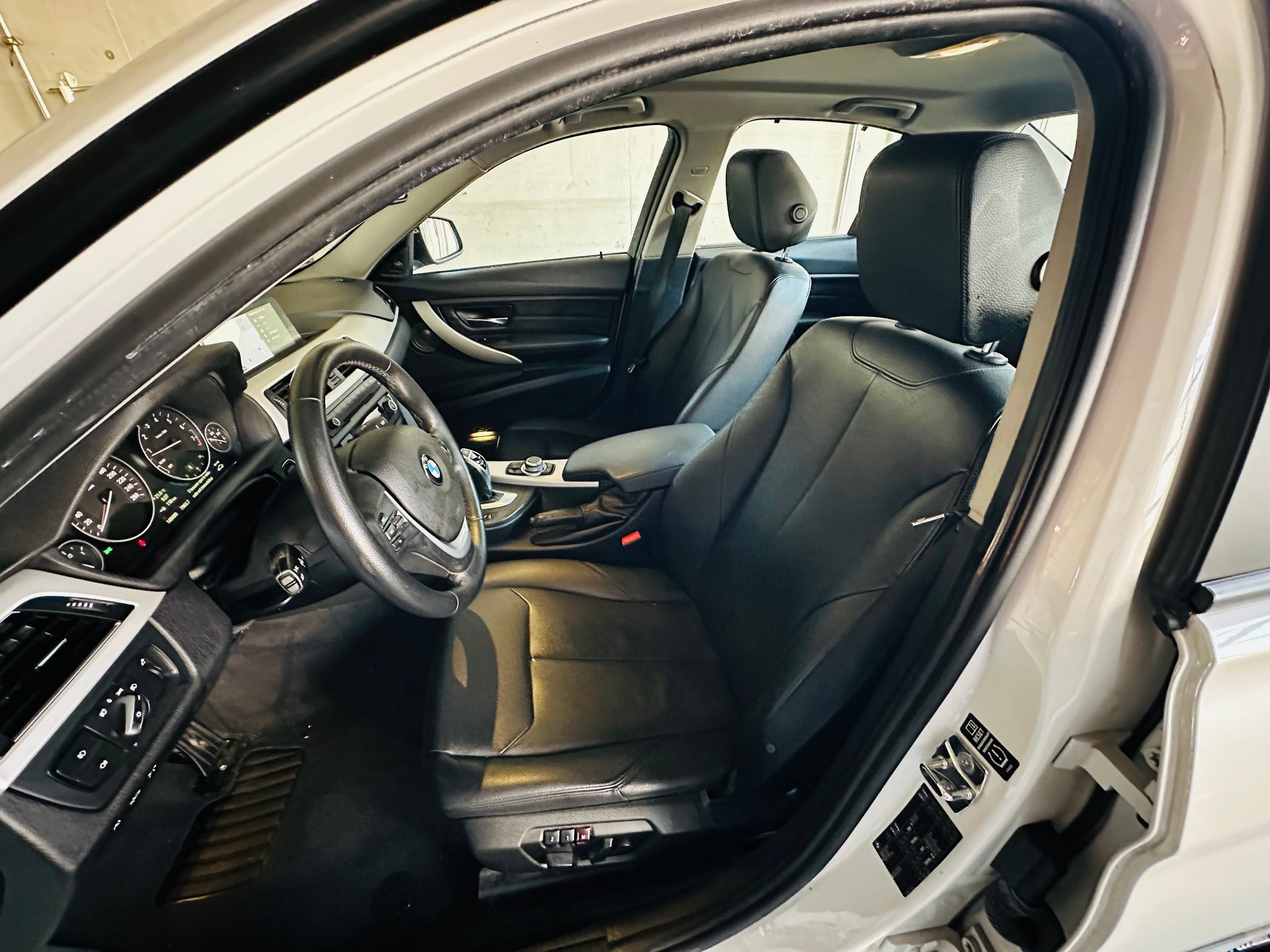 BMW 320i Sport Line Steptronic-image-11