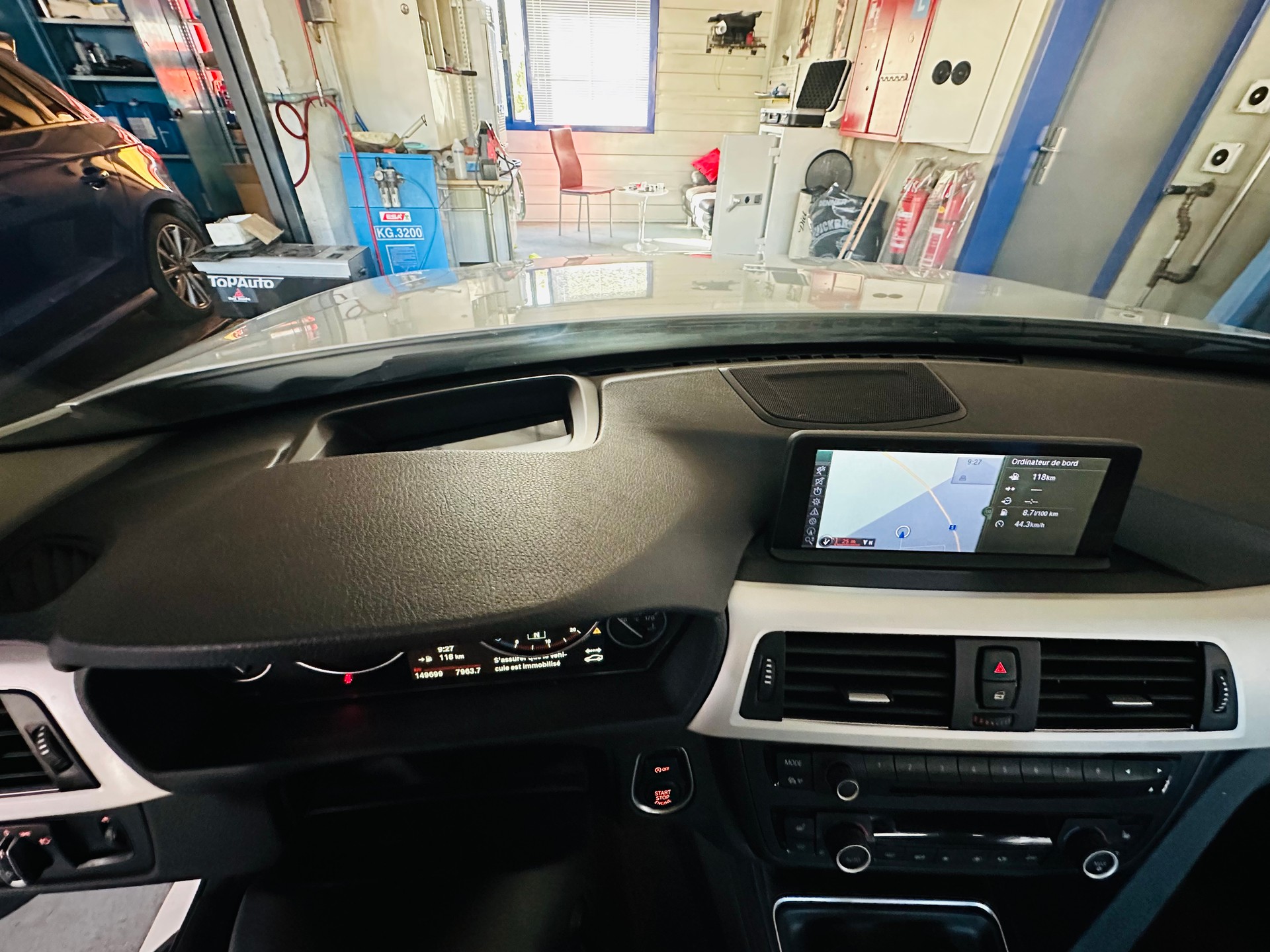 BMW 320i Sport Line Steptronic-image-14