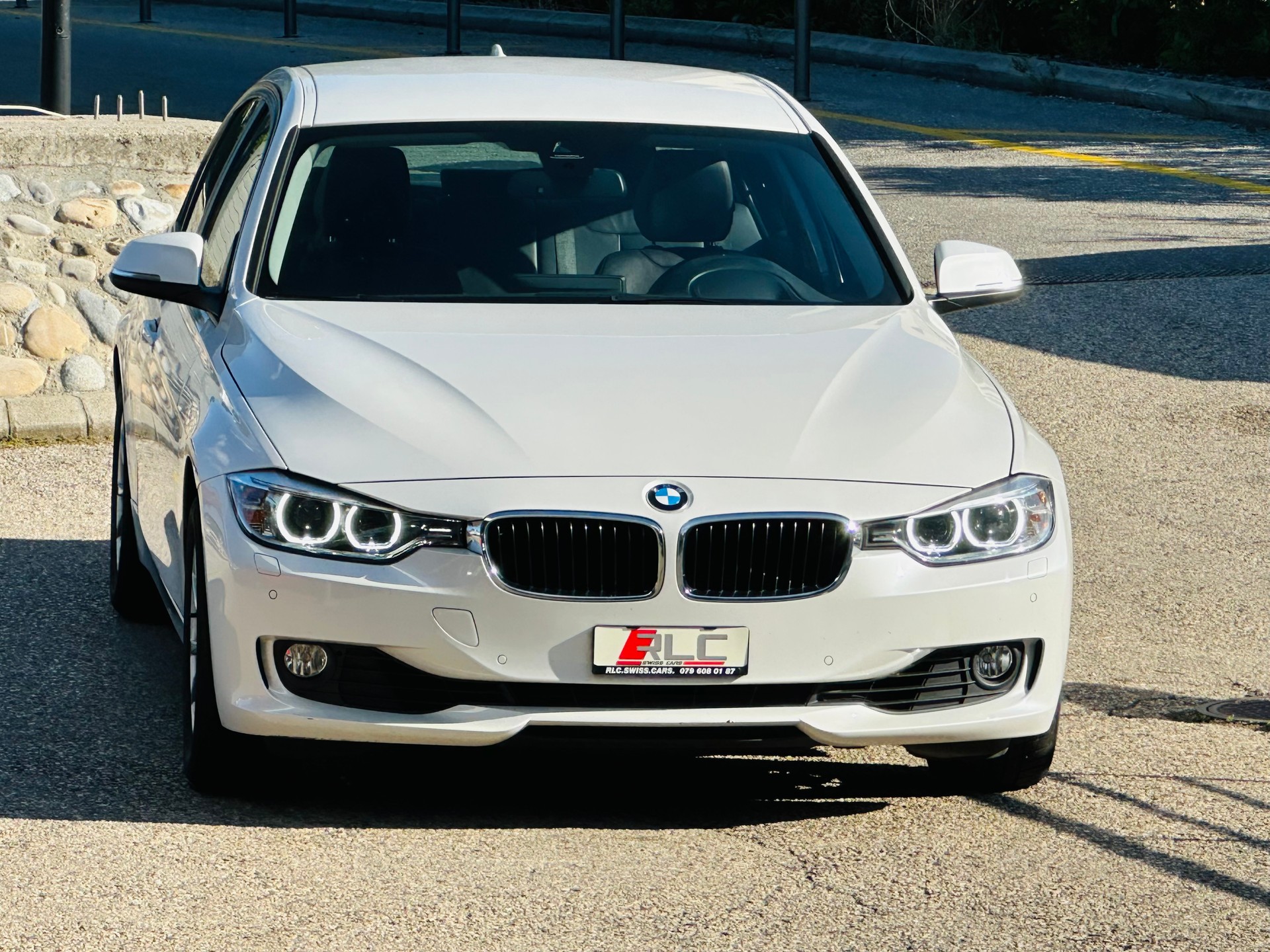 BMW 320i Sport Line Steptronic-image-4