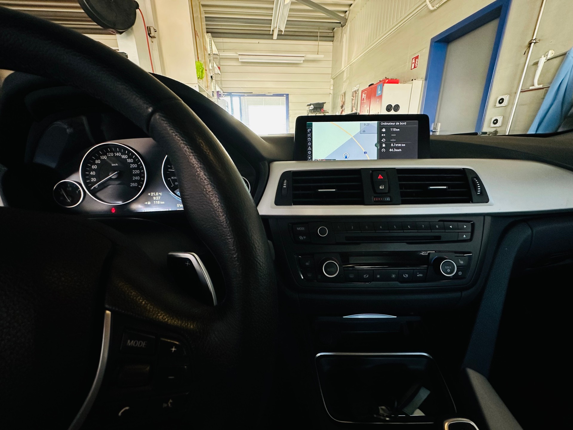 BMW 320i Sport Line Steptronic-image-13