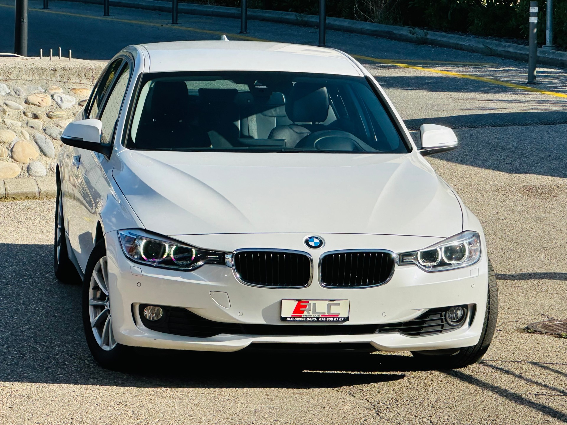 BMW 320i Sport Line Steptronic-image-2