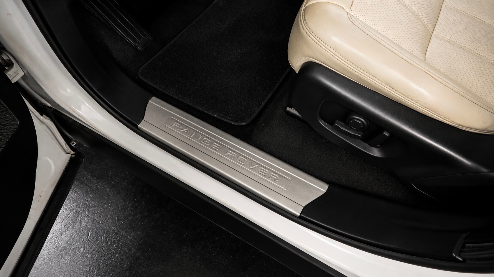 LAND ROVER RANGE ROVER SPORT-showroom-element-2