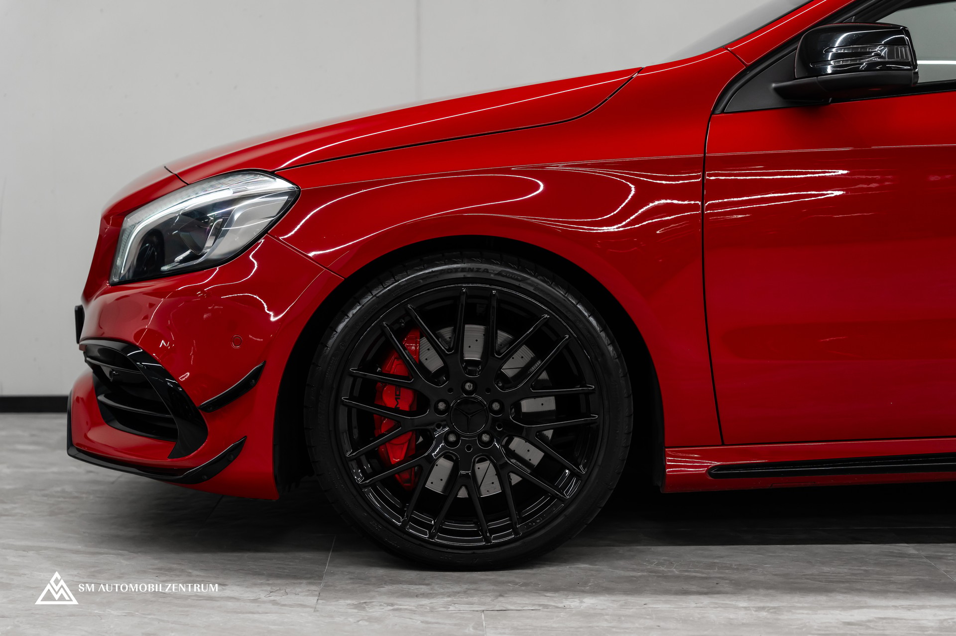 MERCEDES-BENZ A 45 AMG 4Matic Speedshift 7G-DCT / Vollausstattung / Panorama / Rückfahrkamera / Ambientebeleuchtung-image-6