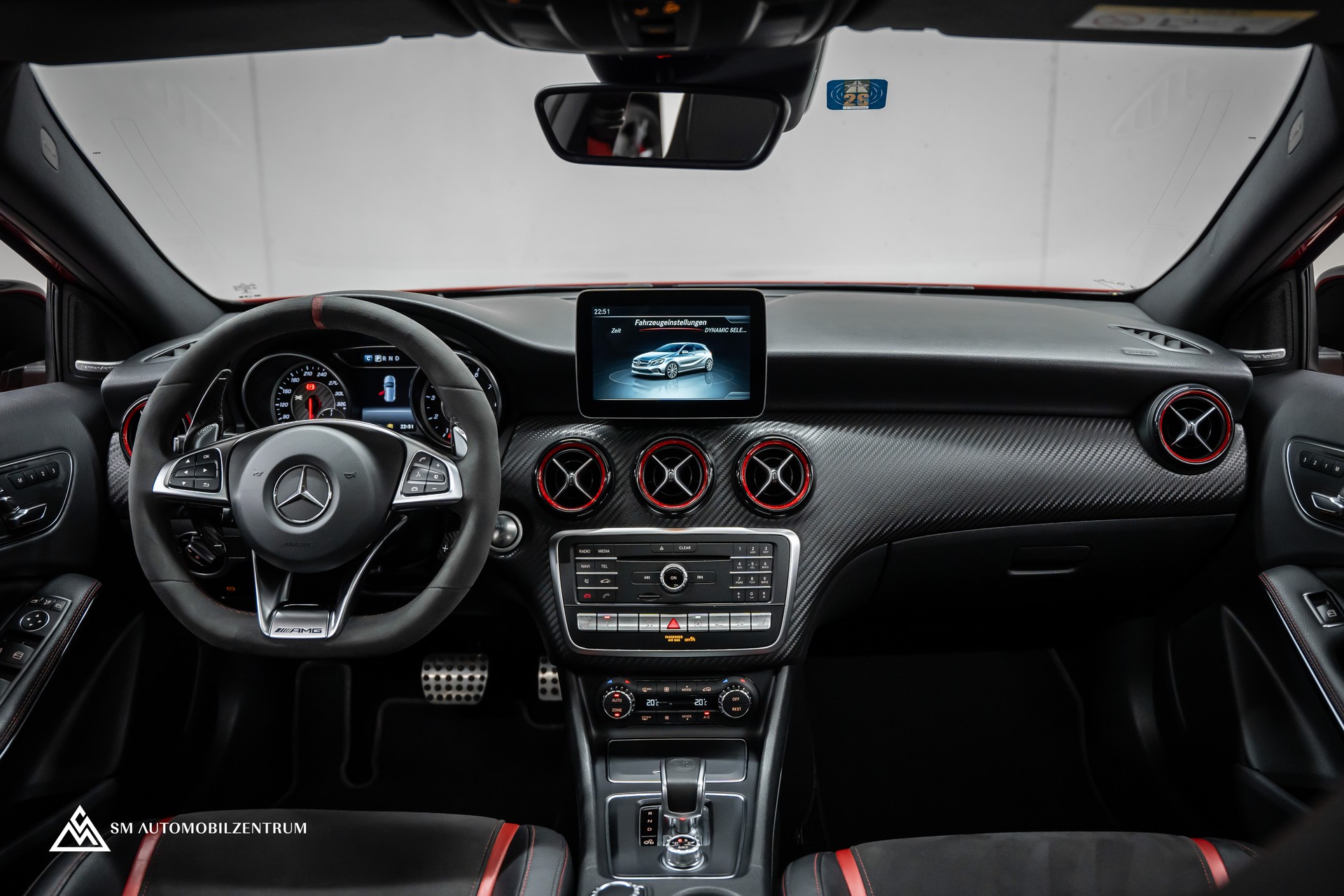 MERCEDES-BENZ A 45 AMG 4Matic Speedshift 7G-DCT / Vollausstattung / Panorama / Rückfahrkamera / Ambientebeleuchtung-image-15