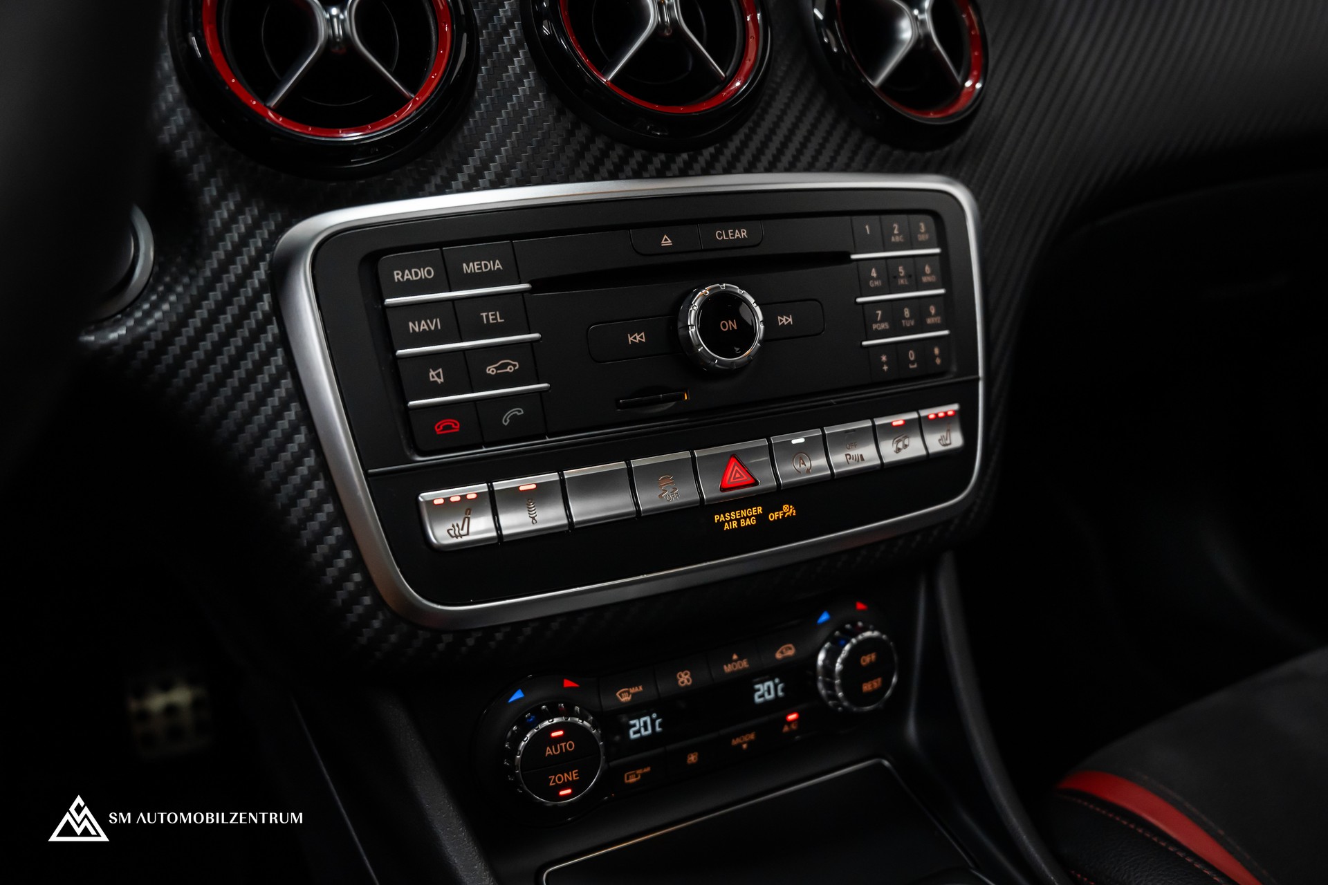MERCEDES-BENZ A 45 AMG 4Matic Speedshift 7G-DCT / Vollausstattung / Panorama / Rückfahrkamera / Ambientebeleuchtung-image-32