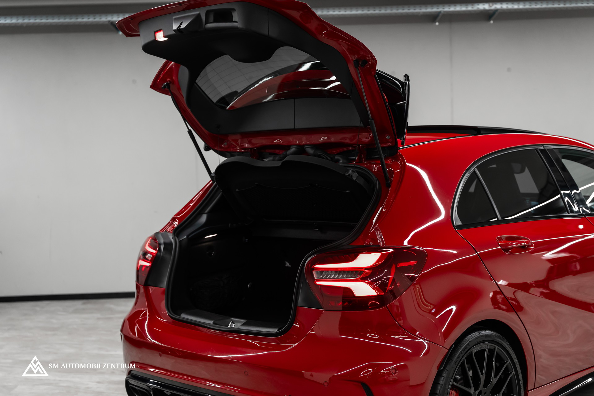 MERCEDES-BENZ A 45 AMG 4Matic Speedshift 7G-DCT / Vollausstattung / Panorama / Rückfahrkamera / Ambientebeleuchtung-image-14