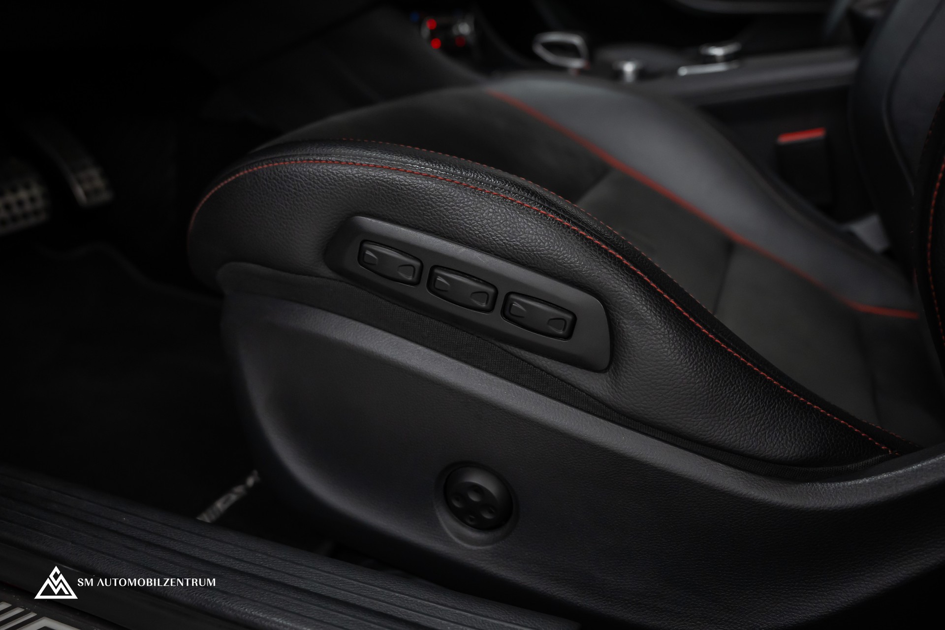 MERCEDES-BENZ A 45 AMG 4Matic Speedshift 7G-DCT / Vollausstattung / Panorama / Rückfahrkamera / Ambientebeleuchtung-image-24