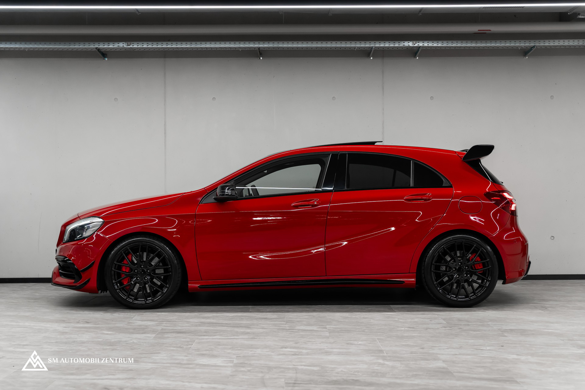 MERCEDES-BENZ A 45 AMG 4Matic Speedshift 7G-DCT / Vollausstattung / Panorama / Rückfahrkamera / Ambientebeleuchtung-image-5