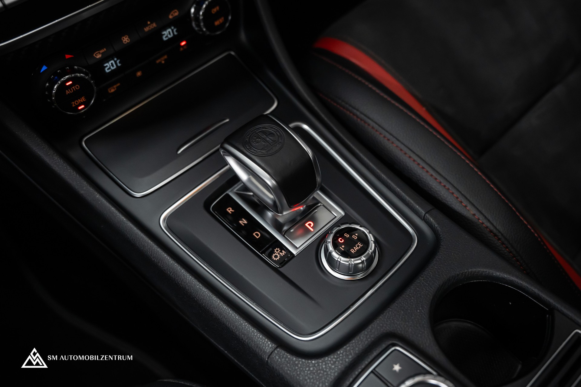 MERCEDES-BENZ A 45 AMG 4Matic Speedshift 7G-DCT / Vollausstattung / Panorama / Rückfahrkamera / Ambientebeleuchtung-image-34
