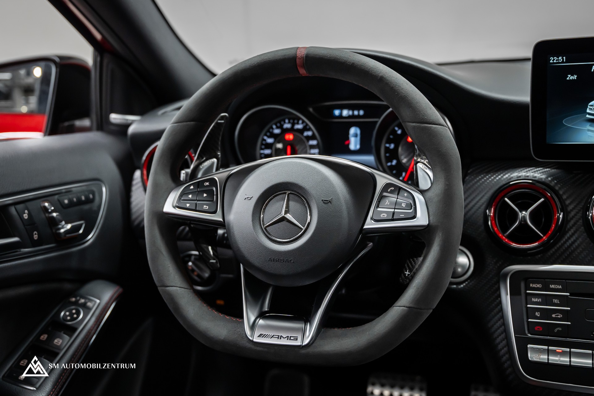 MERCEDES-BENZ A 45 AMG 4Matic Speedshift 7G-DCT / Vollausstattung / Panorama / Rückfahrkamera / Ambientebeleuchtung-image-27