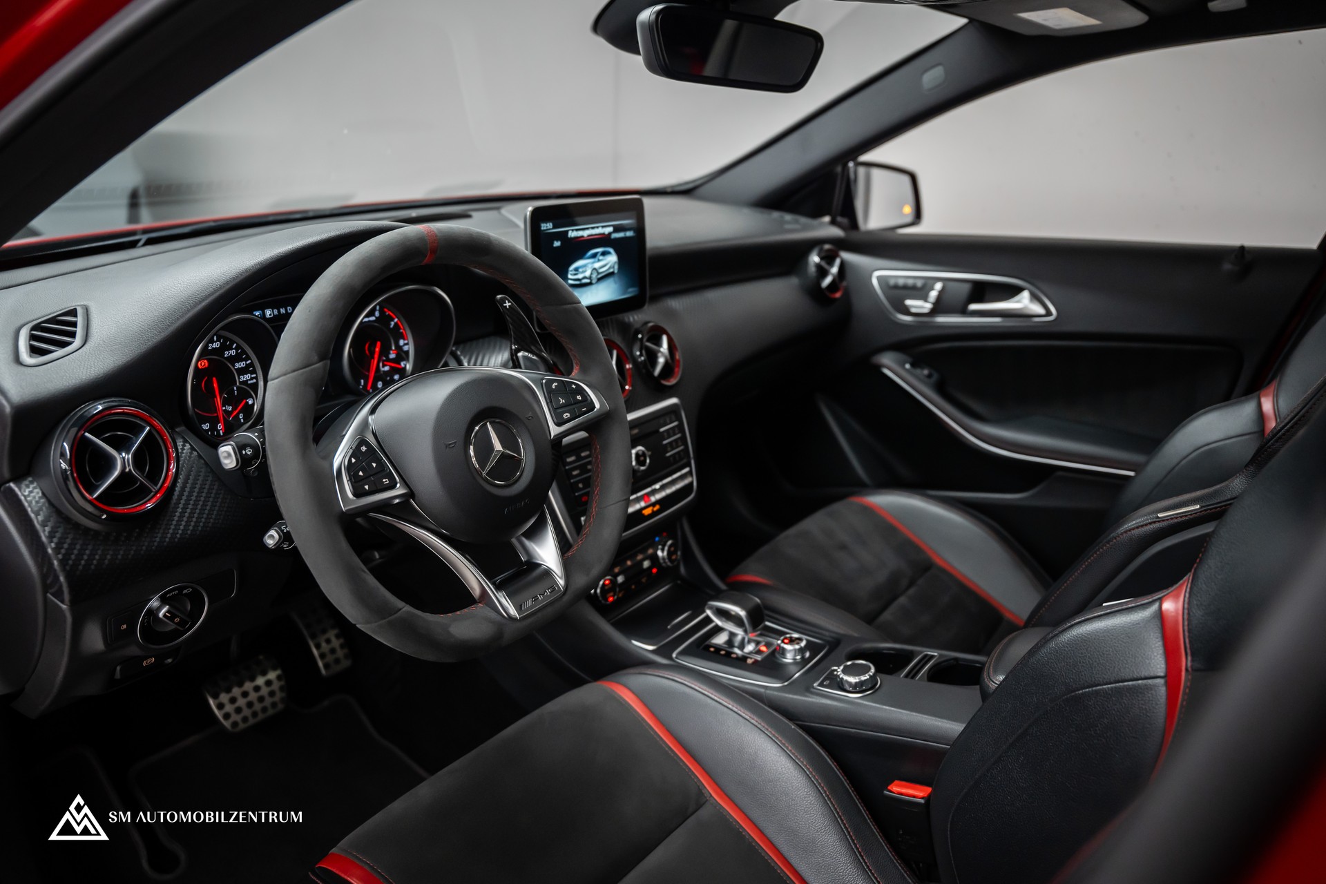 MERCEDES-BENZ A 45 AMG 4Matic Speedshift 7G-DCT / Vollausstattung / Panorama / Rückfahrkamera / Ambientebeleuchtung-image-17