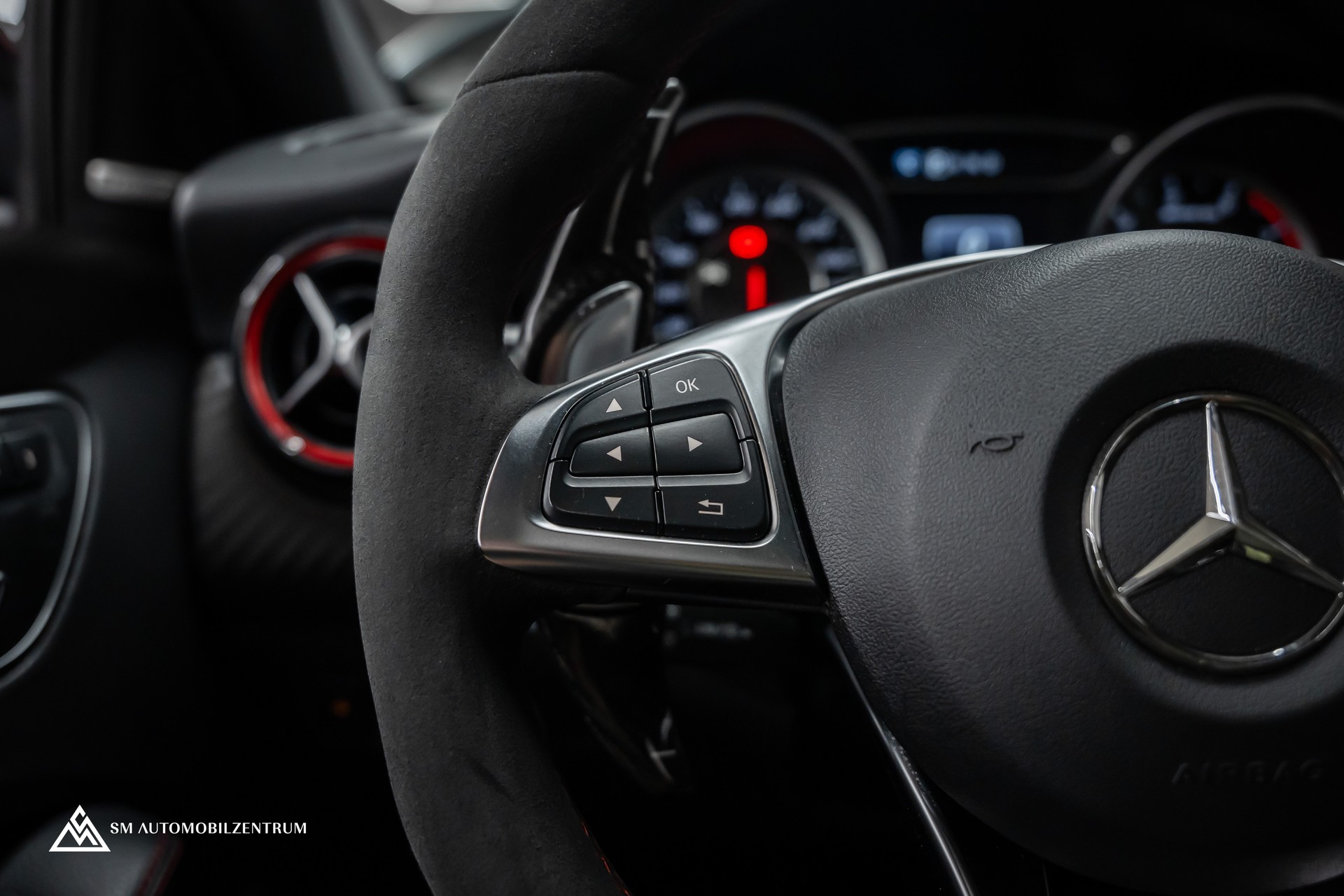 MERCEDES-BENZ A 45 AMG 4Matic Speedshift 7G-DCT / Vollausstattung / Panorama / Rückfahrkamera / Ambientebeleuchtung-image-28
