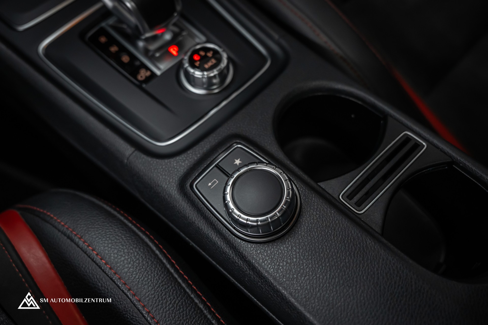 MERCEDES-BENZ A 45 AMG 4Matic Speedshift 7G-DCT / Vollausstattung / Panorama / Rückfahrkamera / Ambientebeleuchtung-image-35