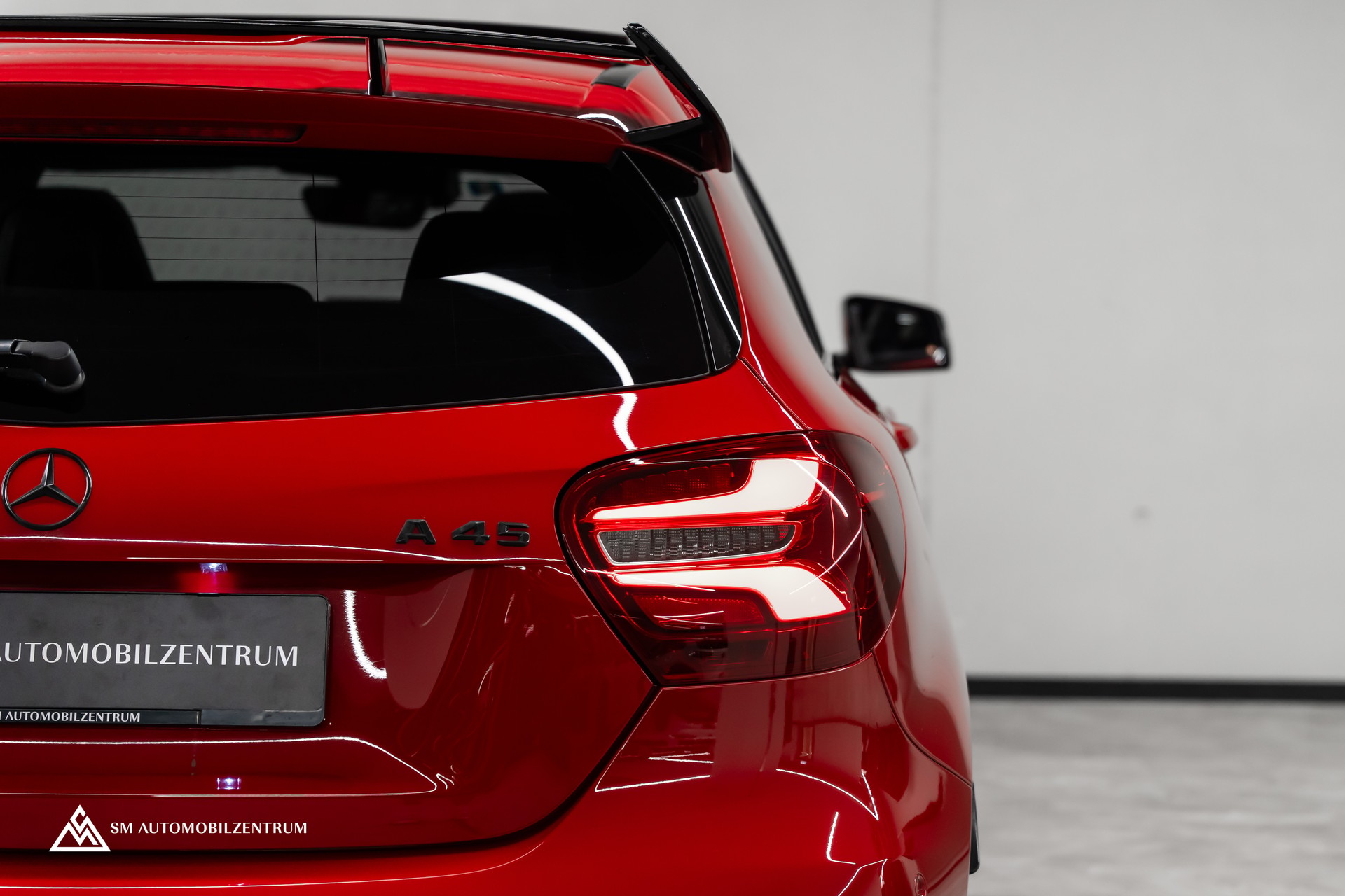 MERCEDES-BENZ A 45 AMG 4Matic Speedshift 7G-DCT / Vollausstattung / Panorama / Rückfahrkamera / Ambientebeleuchtung-image-13
