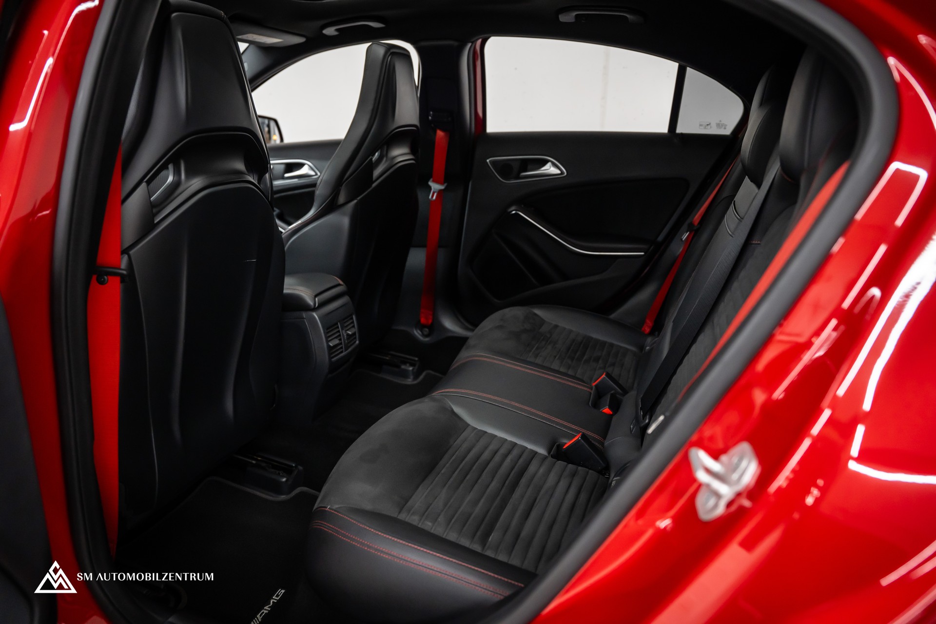 MERCEDES-BENZ A 45 AMG 4Matic Speedshift 7G-DCT / Vollausstattung / Panorama / Rückfahrkamera / Ambientebeleuchtung-image-20
