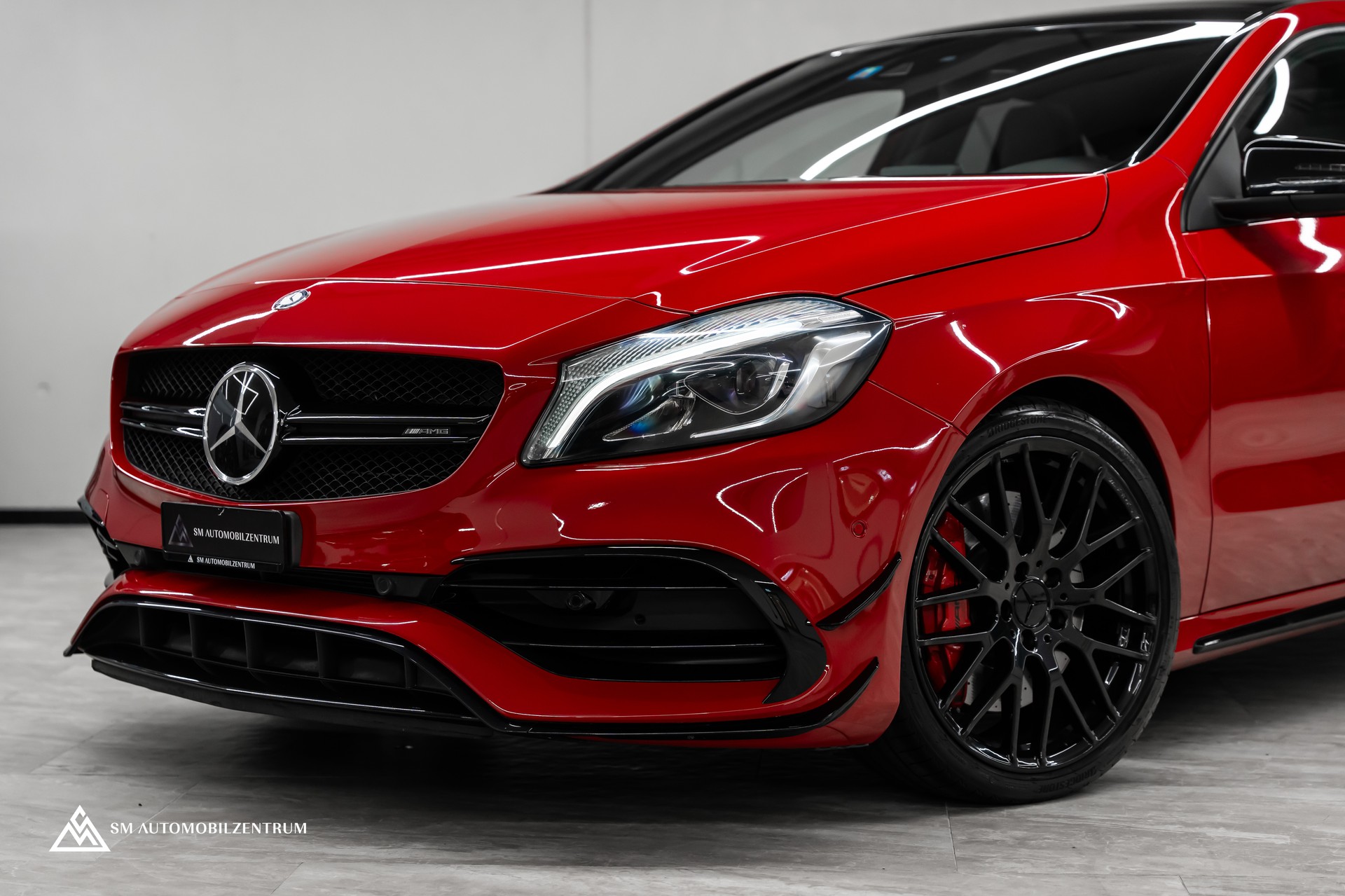 MERCEDES-BENZ A 45 AMG 4Matic Speedshift 7G-DCT / Vollausstattung / Panorama / Rückfahrkamera / Ambientebeleuchtung-showroom-element-3