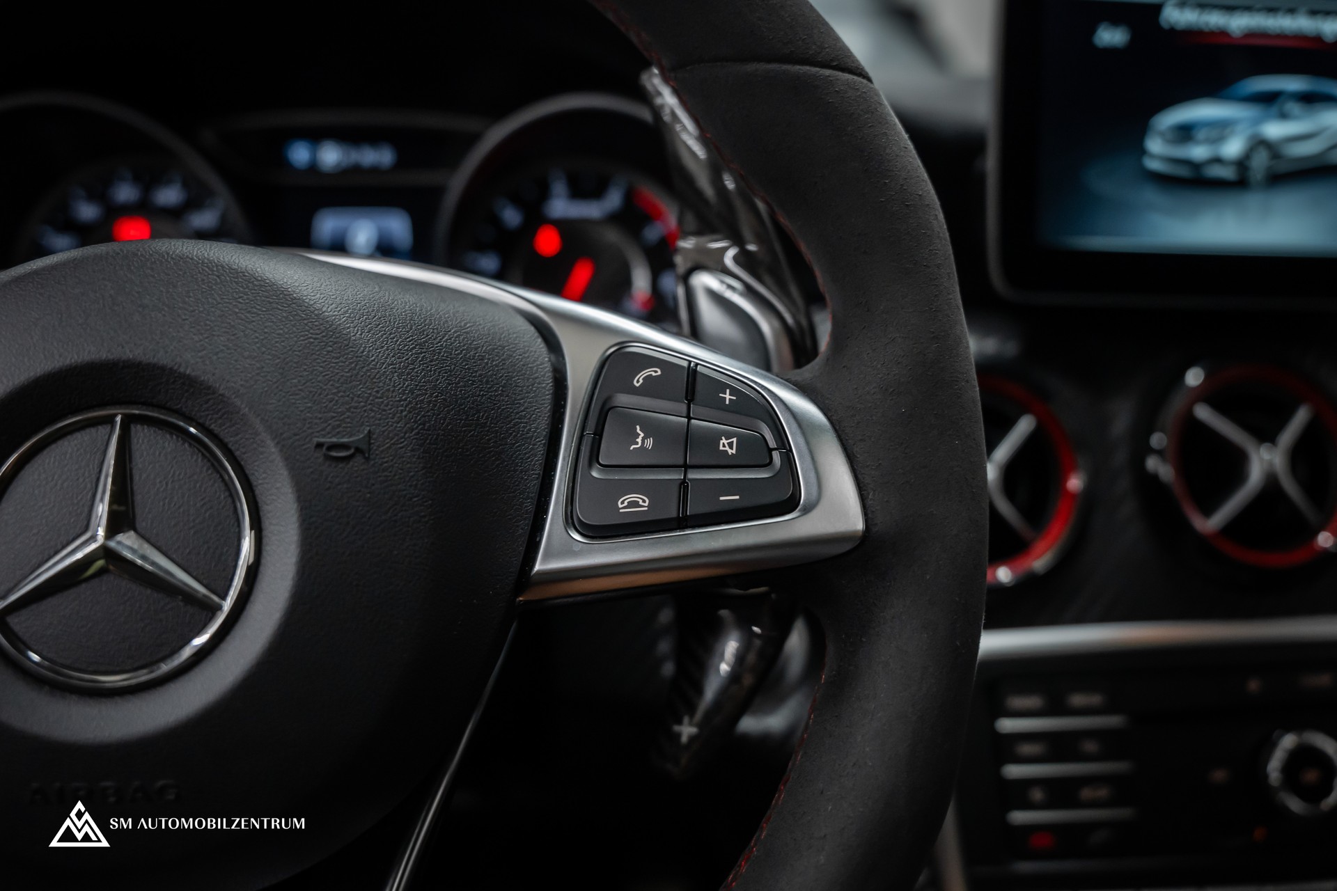 MERCEDES-BENZ A 45 AMG 4Matic Speedshift 7G-DCT / Vollausstattung / Panorama / Rückfahrkamera / Ambientebeleuchtung-image-29