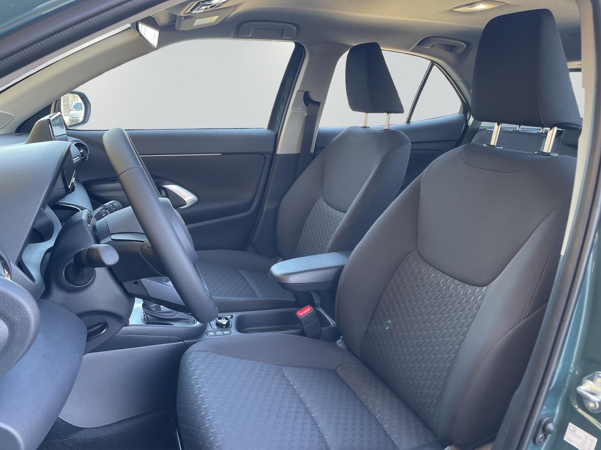 TOYOTA Yaris Cross 1.5 VVT-i HSD Comfort AWD-i-image-9