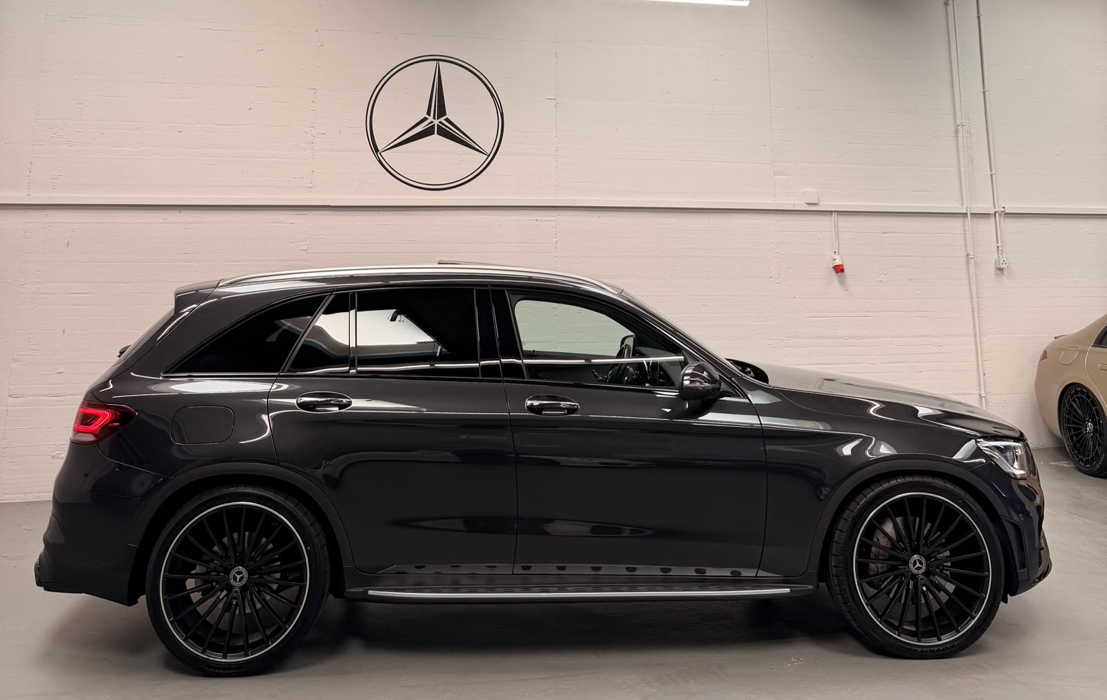 MERCEDES-BENZ GLC 300d (GLC63S Optik) Limited Grey&Black Performance 4Matic 9G-Tronic-image-5
