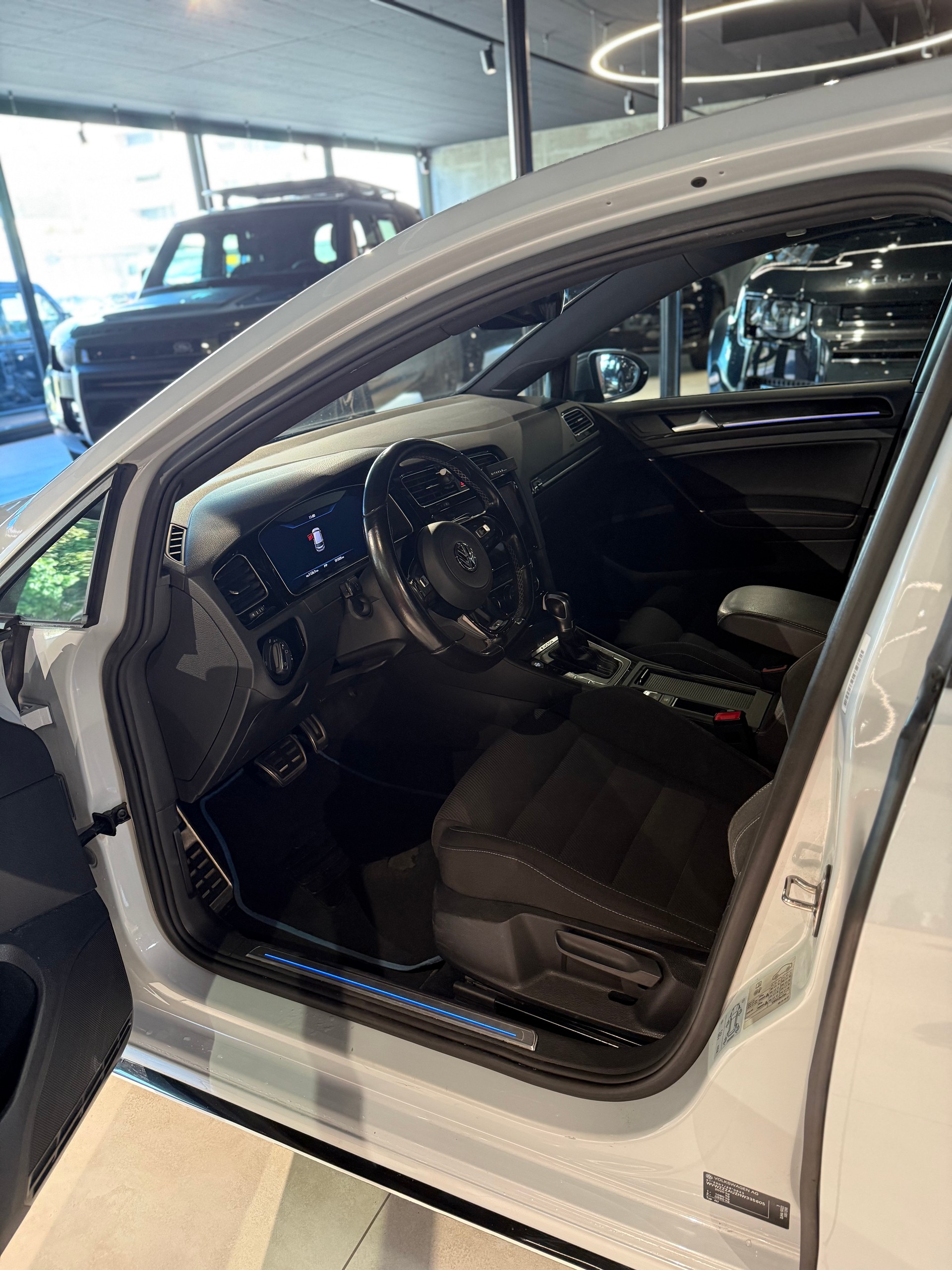 VW Golf 2.0 TSI R 4Motion DSG-image-8