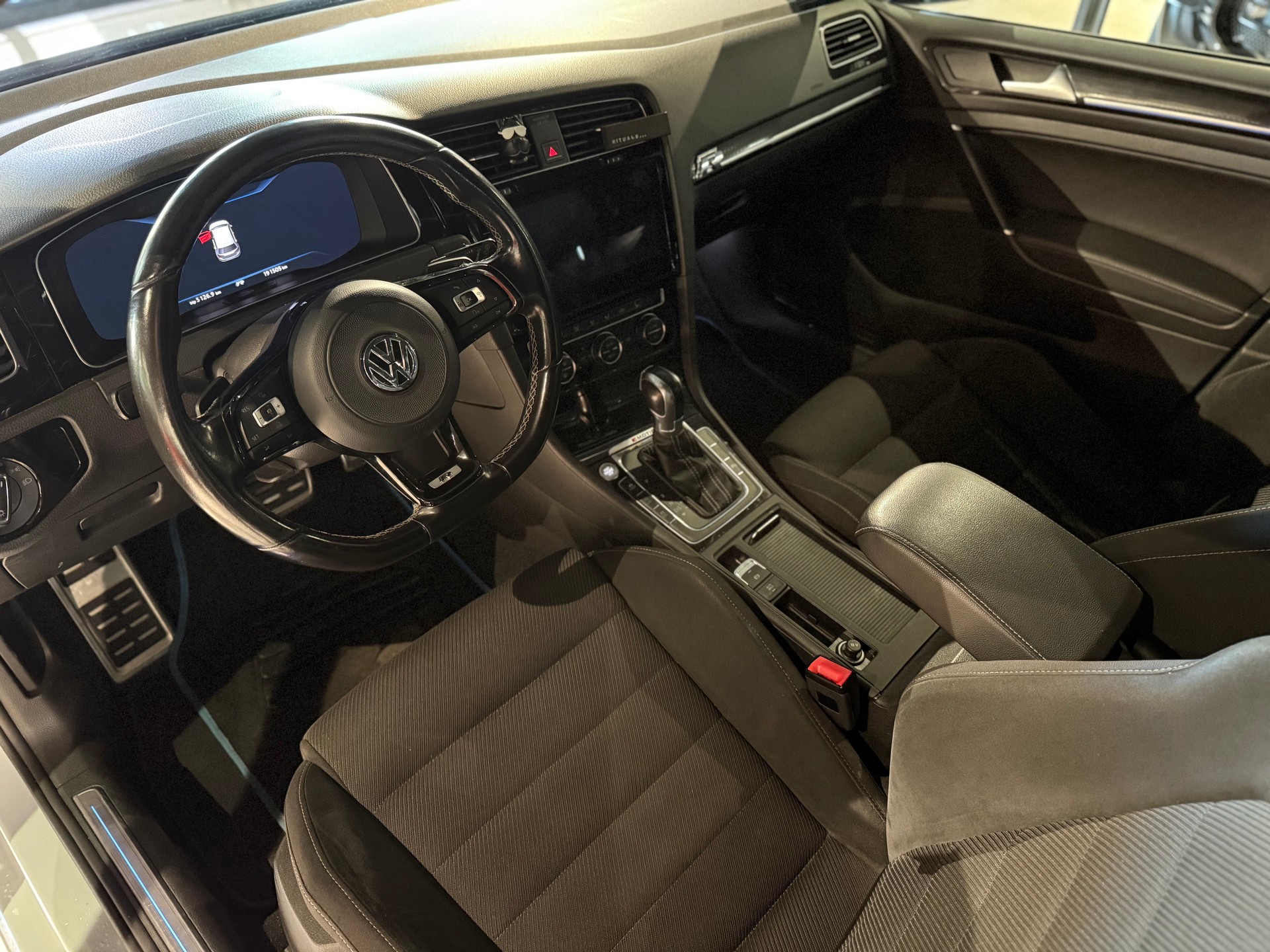 VW Golf 2.0 TSI R 4Motion DSG-image-6