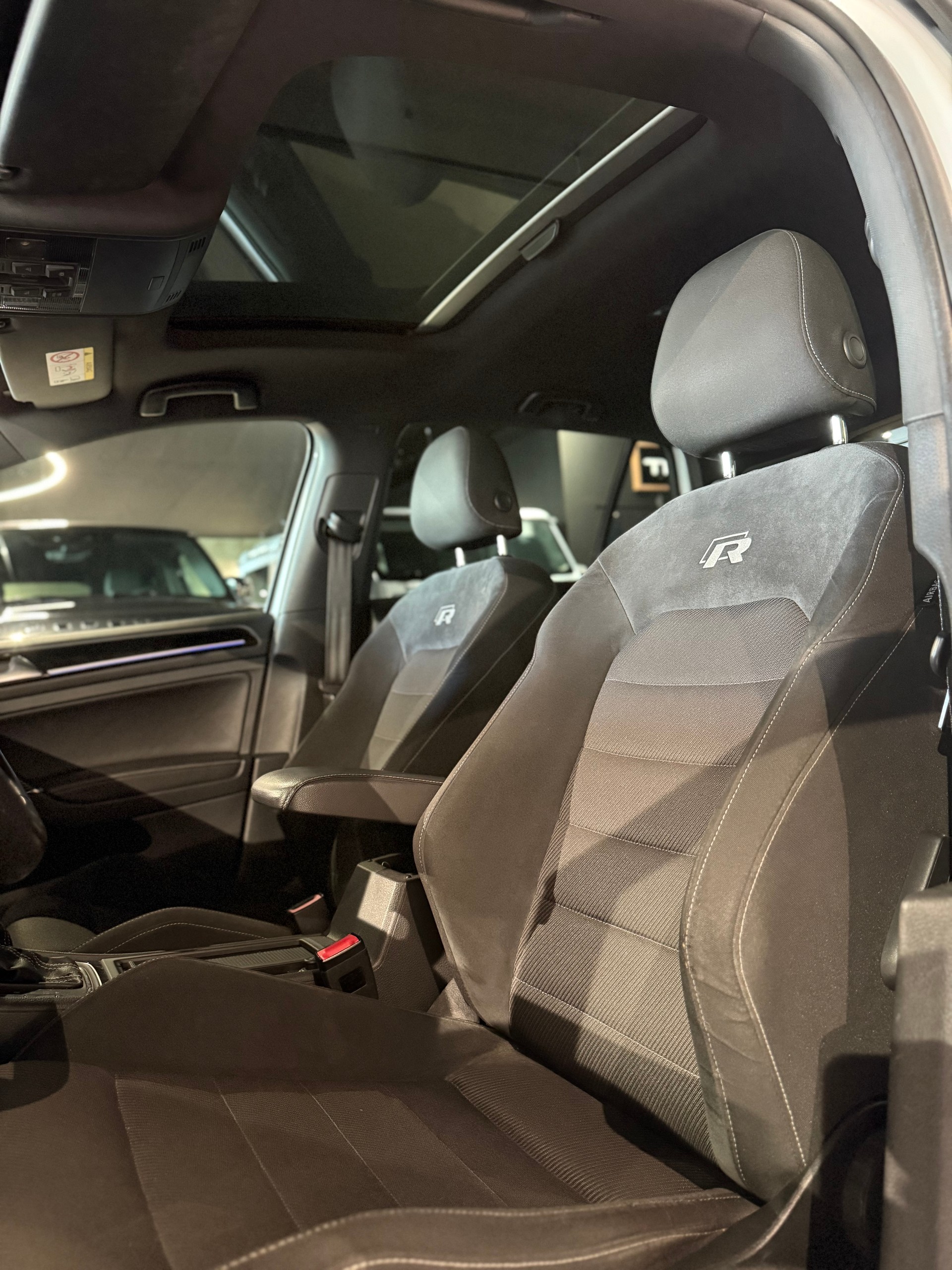 VW Golf 2.0 TSI R 4Motion DSG-image-5