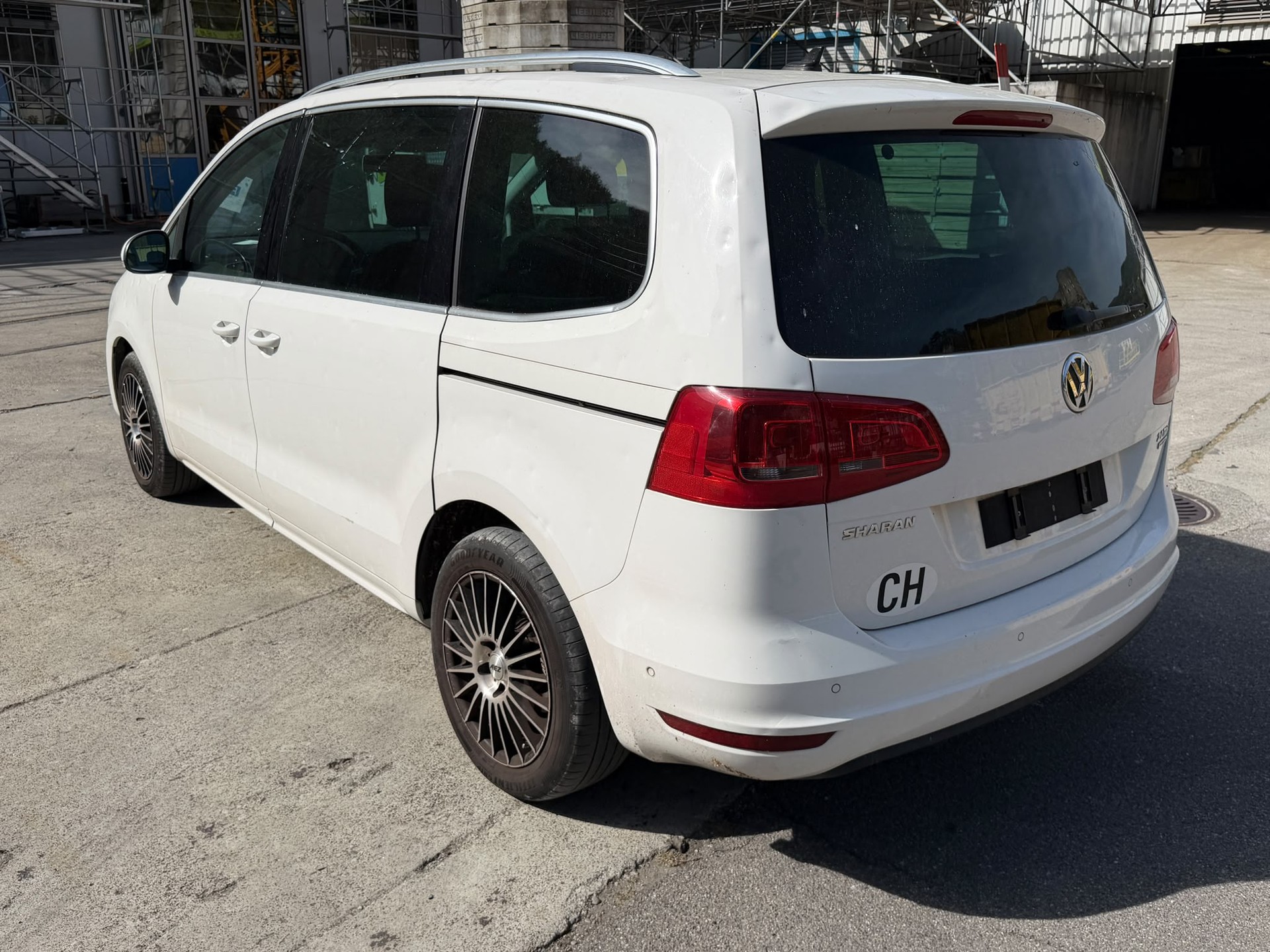VW Sharan 2.0 TDI BMT 65th Edition DSG-image-3
