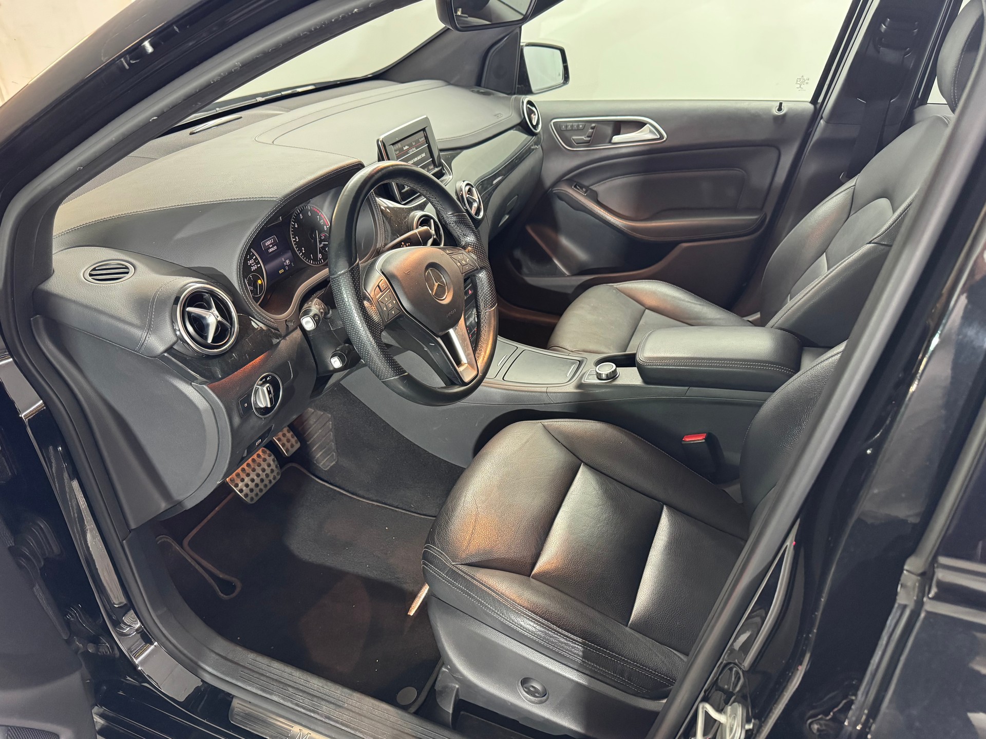 MERCEDES-BENZ B 180 7G-DCT-image-9