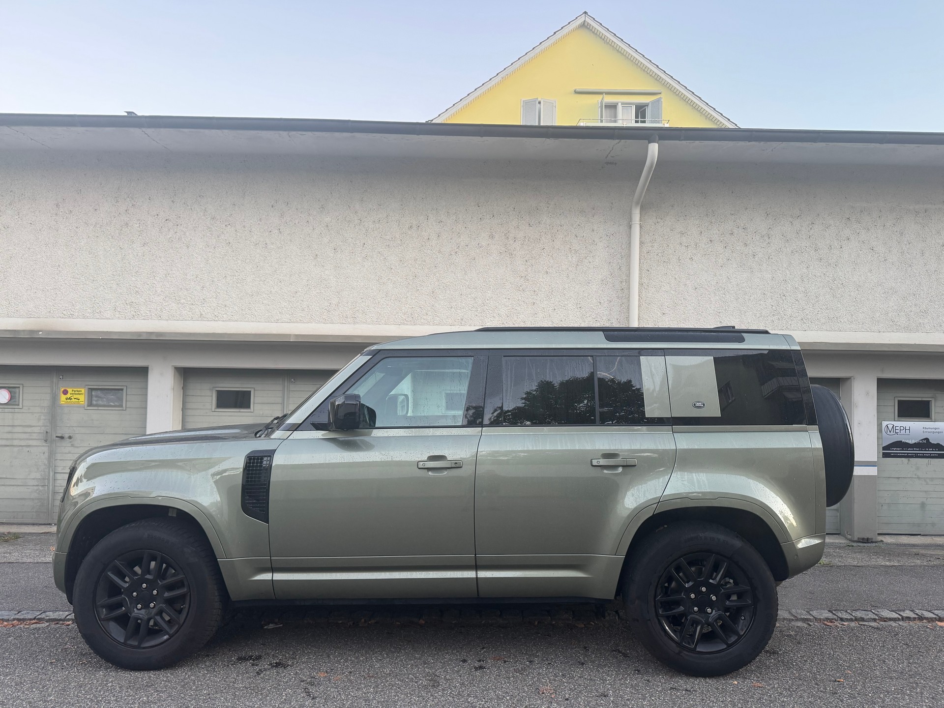 LAND ROVER Defender 110 D240 SD4 S AT8-image-1