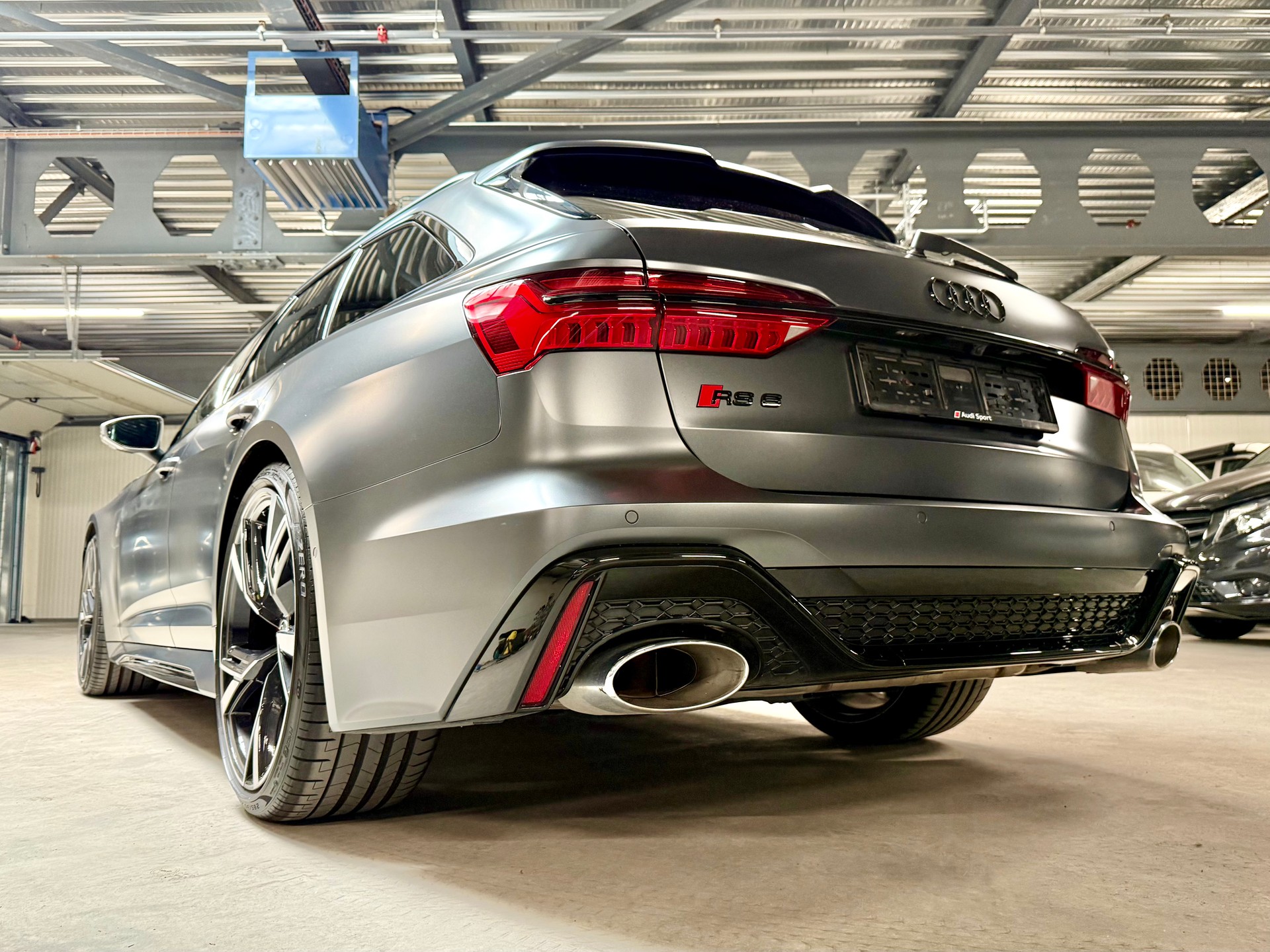 AUDI 4.0 V8 TFSI performance quattro T-Tronic / DaytonaGrau Matt Audi Exclusive / CH Auto ASSP+ / Werksgarantie-image-5