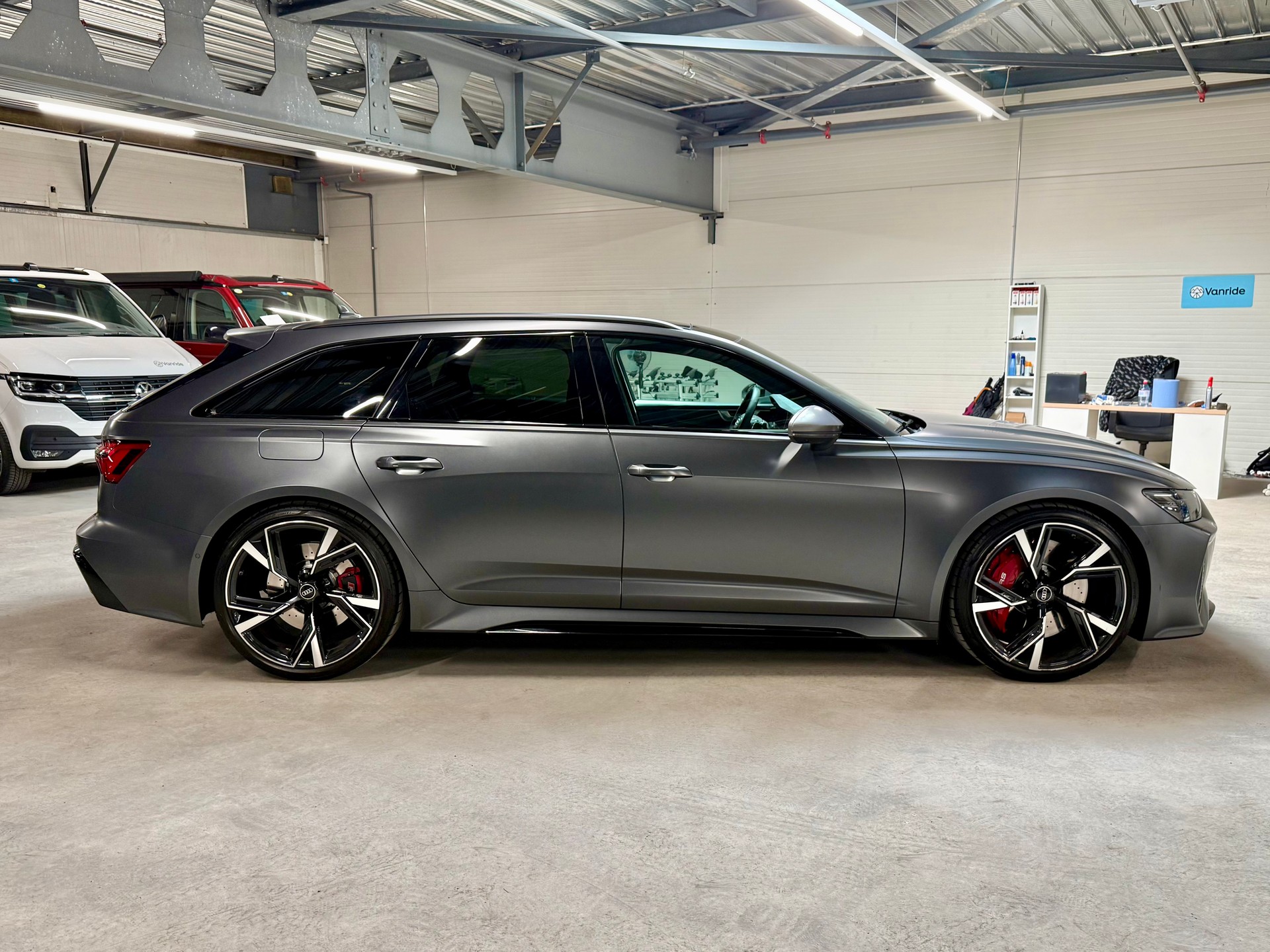 AUDI 4.0 V8 TFSI performance quattro T-Tronic / DaytonaGrau Matt Audi Exclusive / CH Auto ASSP+ / Werksgarantie-image-4