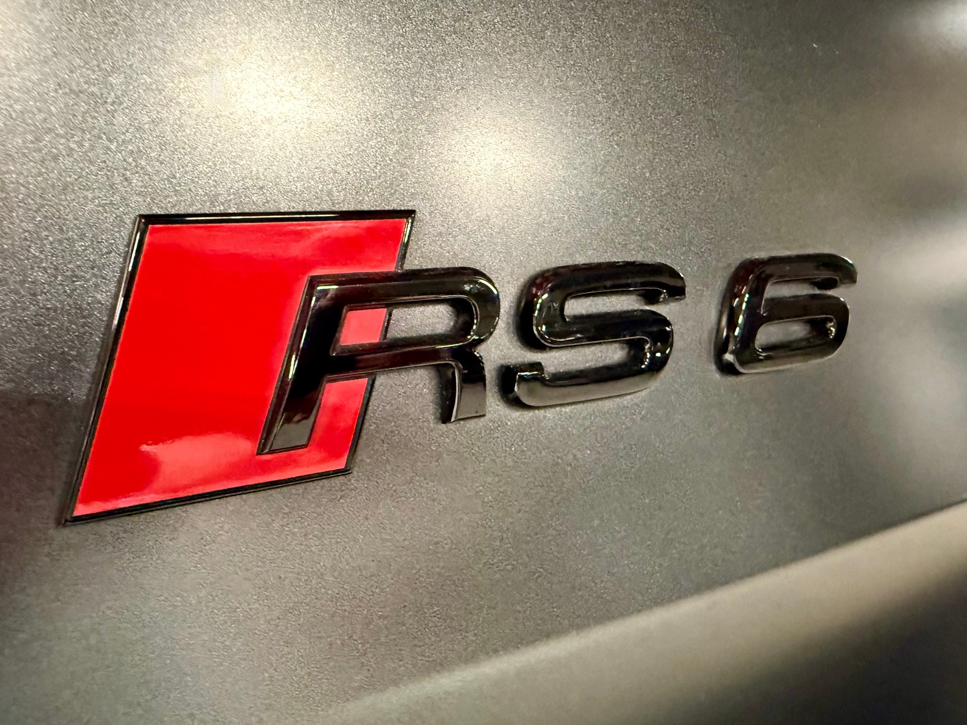 AUDI 4.0 V8 TFSI performance quattro T-Tronic / DaytonaGrau Matt Audi Exclusive / CH Auto ASSP+ / Werksgarantie-image-17